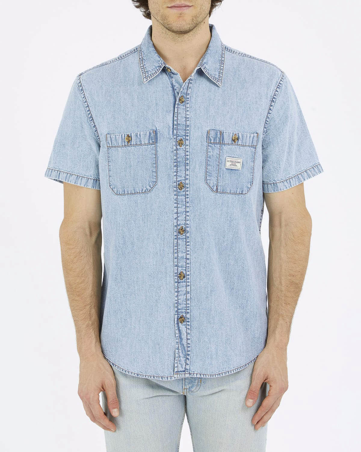 Camicia a maniche corte Guess Jeans lavaggio chiaro in denim di cotone