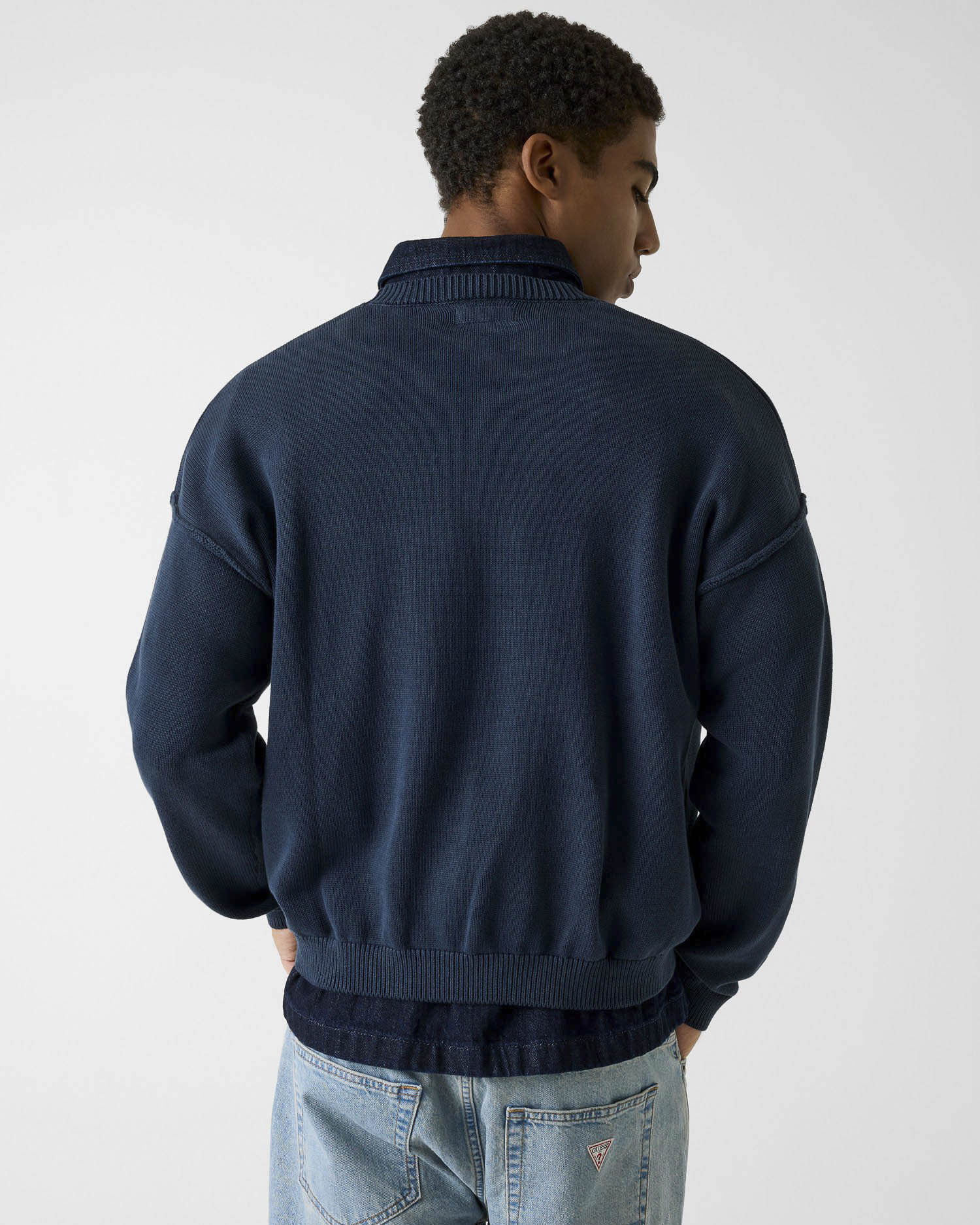Maglione girocollo Guess Jeans blu navy in cotone con patch logo image
