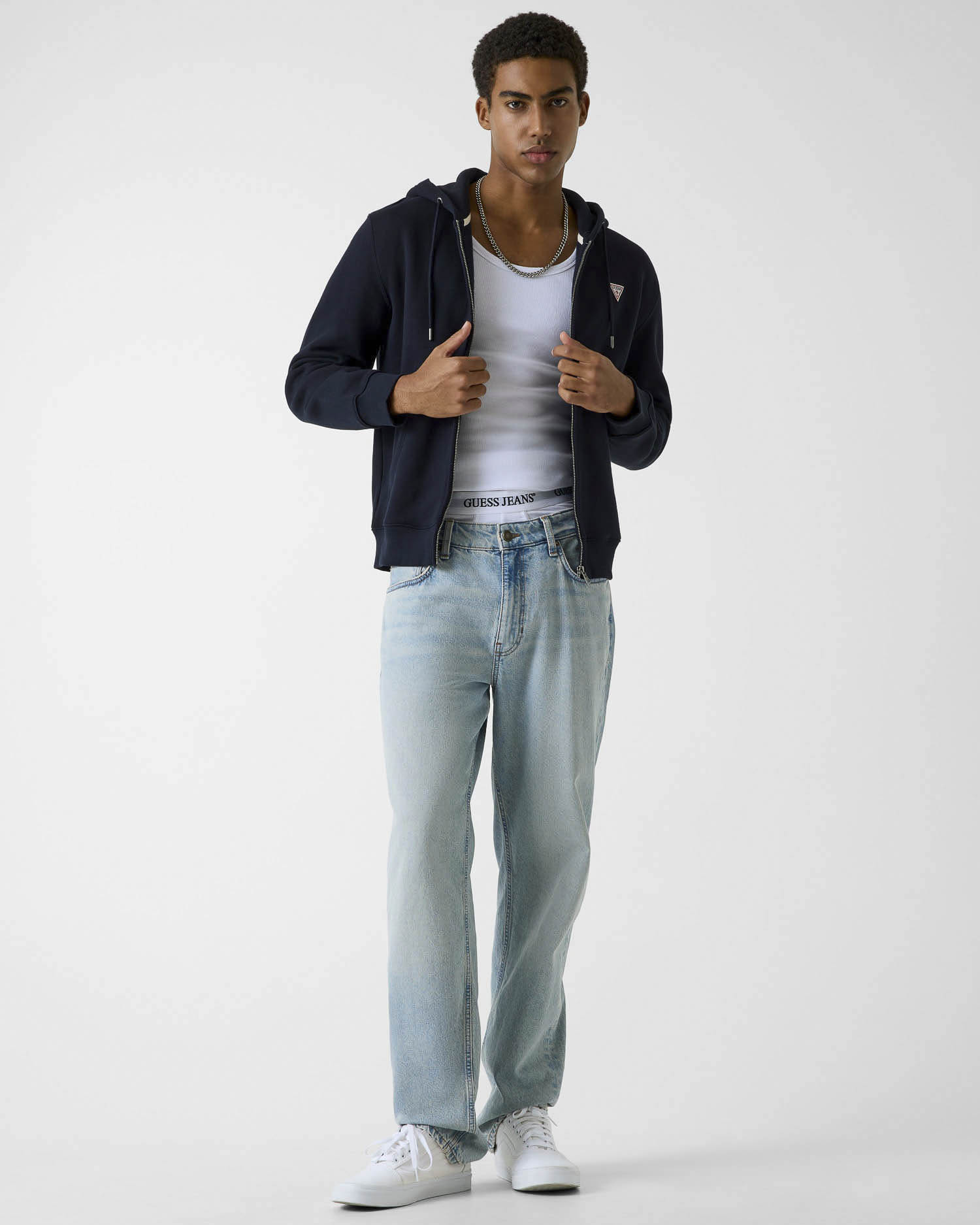 Felpa con cappuccio e zip Guess Jeans nera in misto cotone con patch logo image