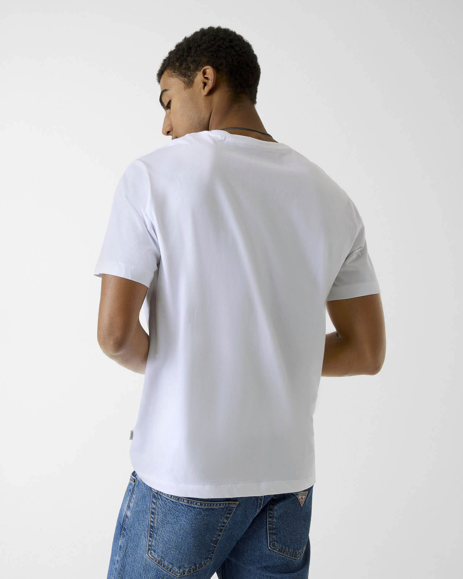 T-shirt Guess Jeans bianca in cotone con logo ricamato image
