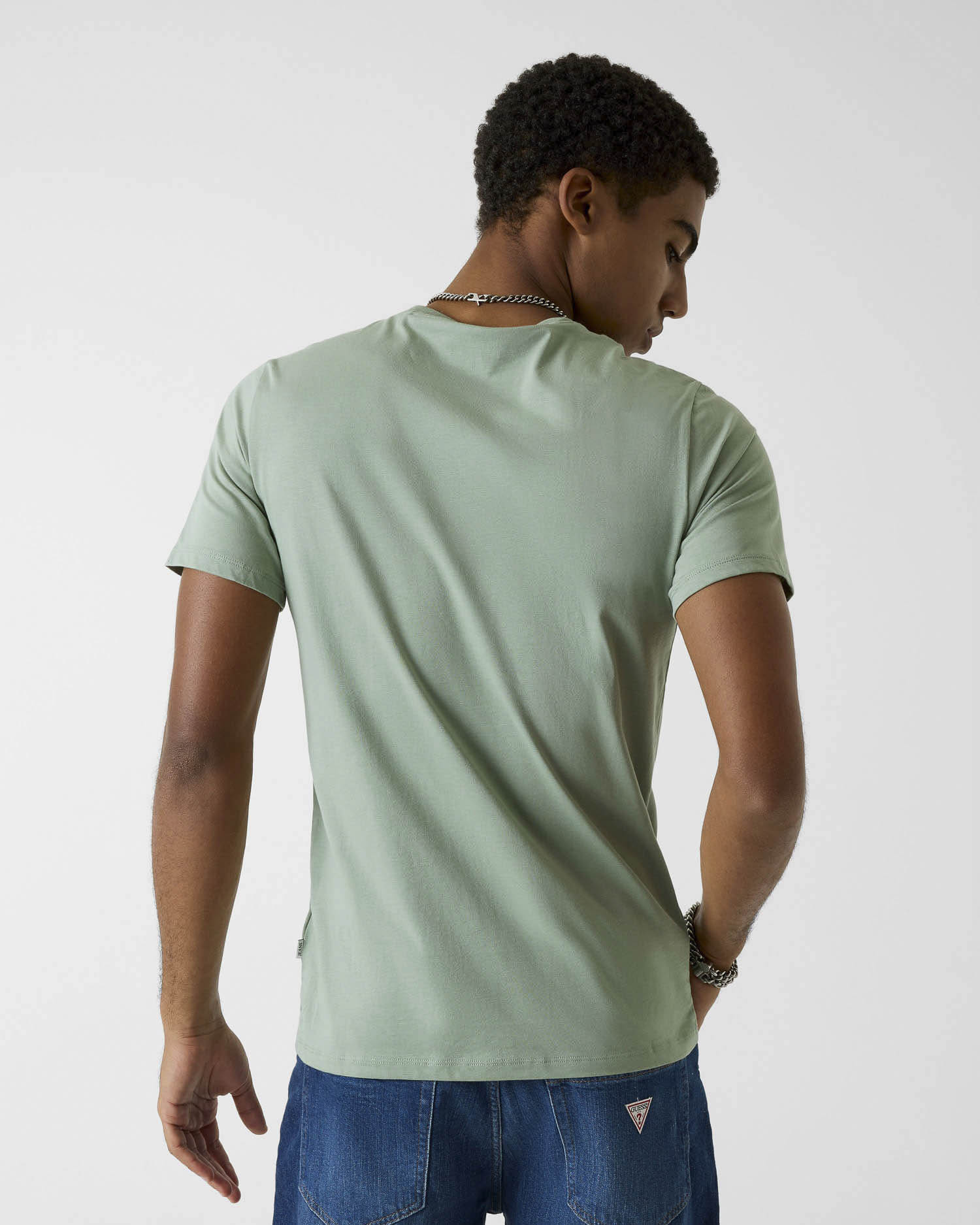 T-shirt Guess Jeans verde salvia in cotone con logo centrale ricamato image