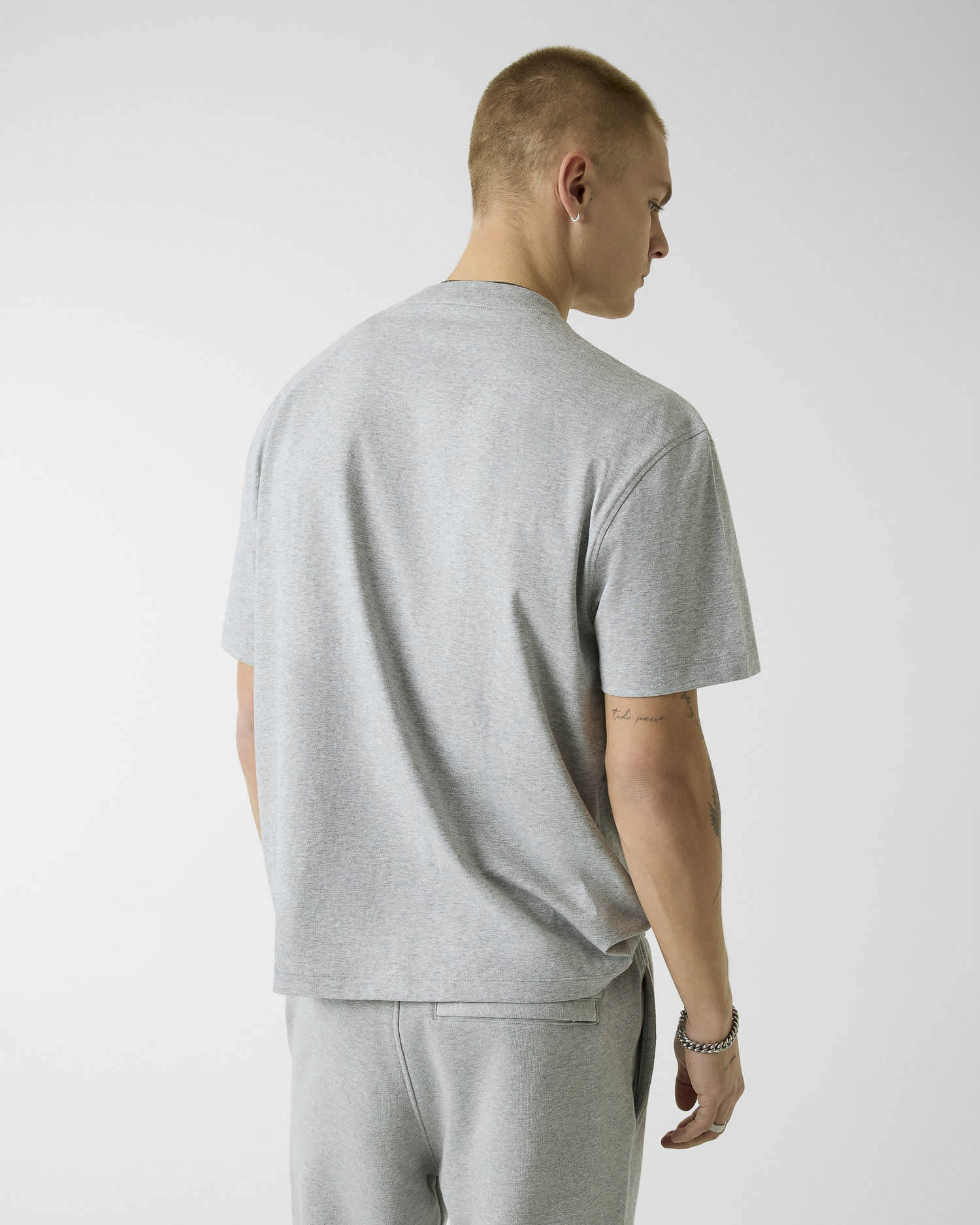 T-shirt mezza manica relaxed-fit Guess Jeans grigia in cotone con logo ricamato image