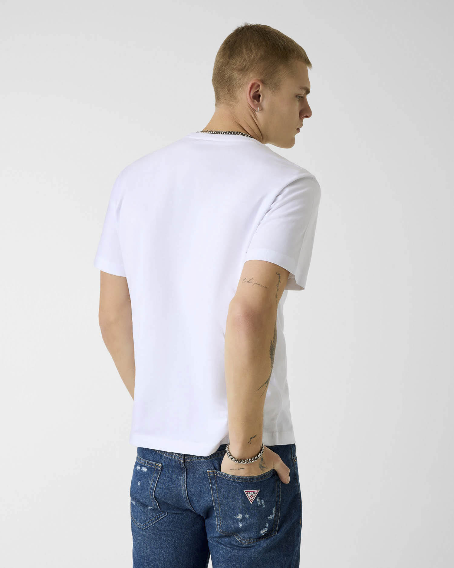 T-shirt mezza manica Guess Jeans bianca in cotone con taschino e logo image