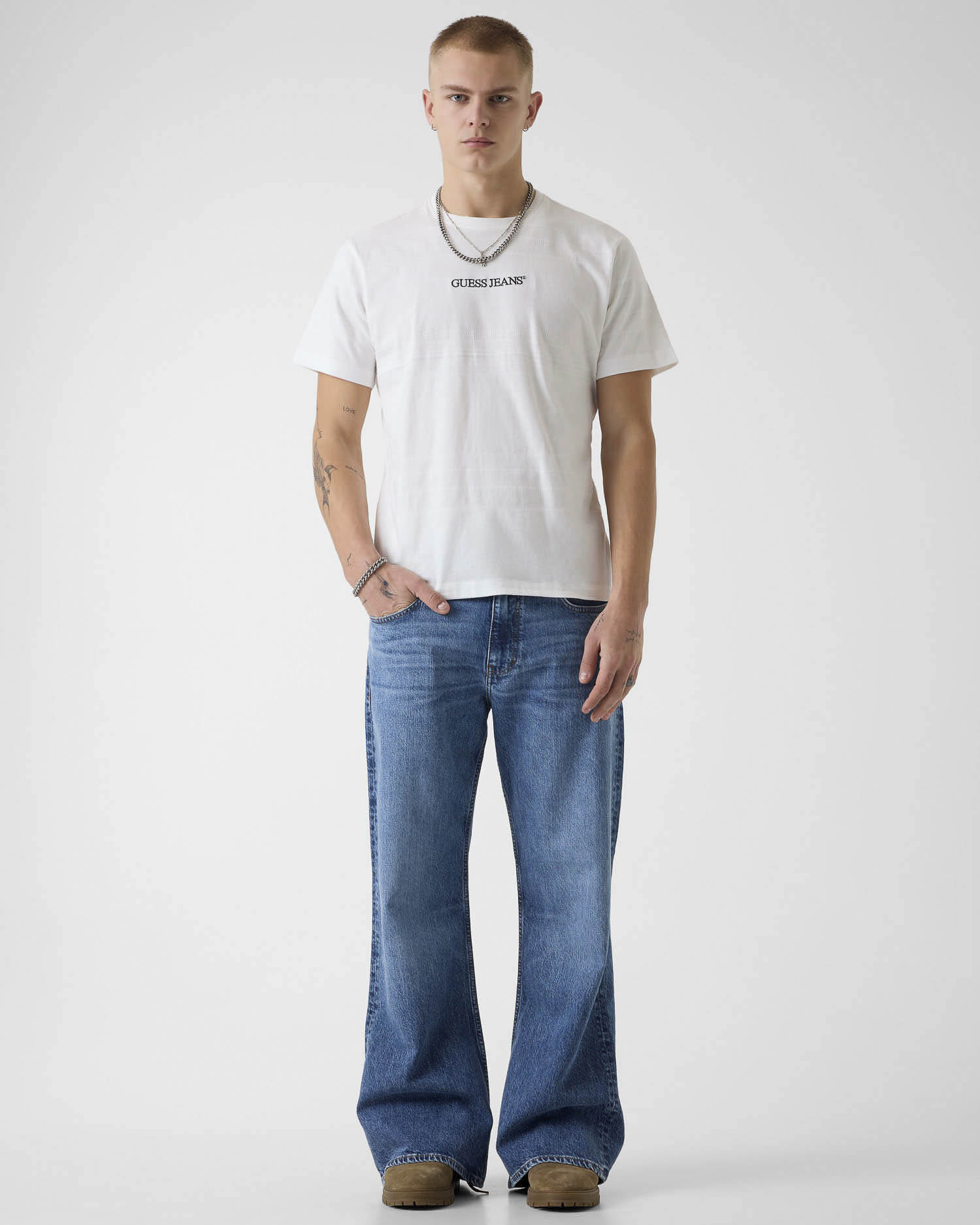 T-shirt mezza manica Guess Jeans bianca in cotone con ricamo logo image