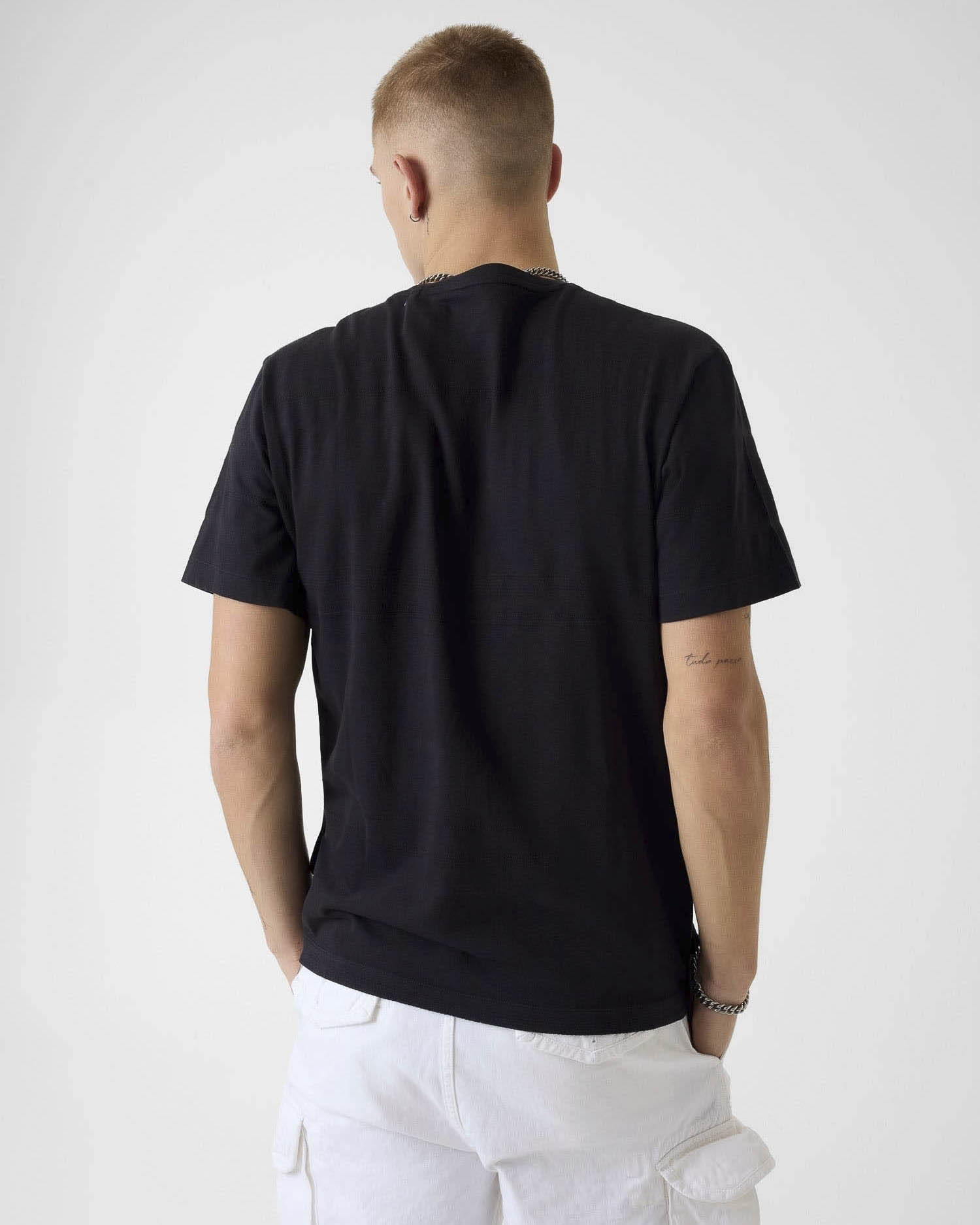 T-shirt mezza manica Guess Jeans nera in cotone con logo ricamato image