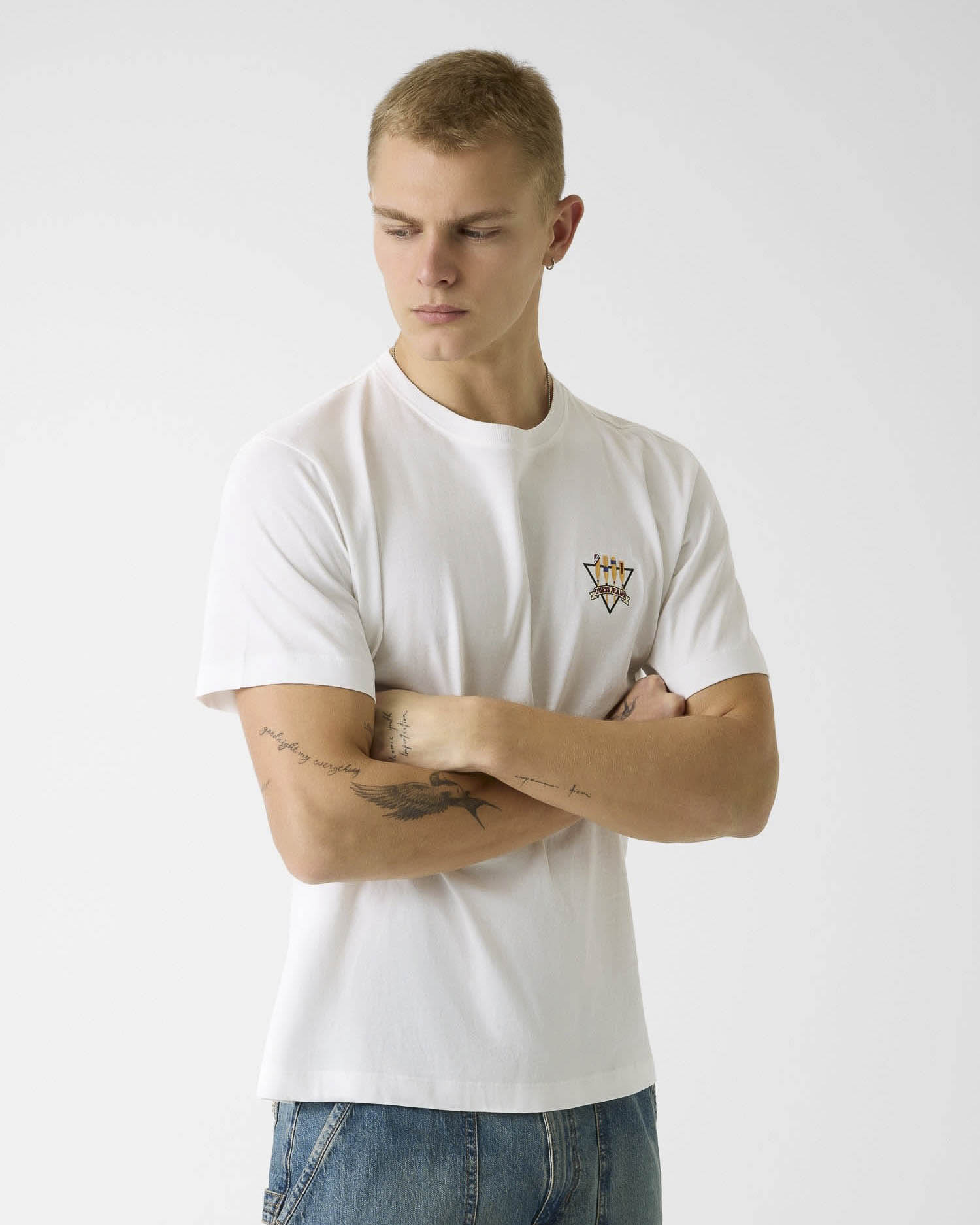 T-shirt Guess Jeans bianca in cotone con logo ricamato