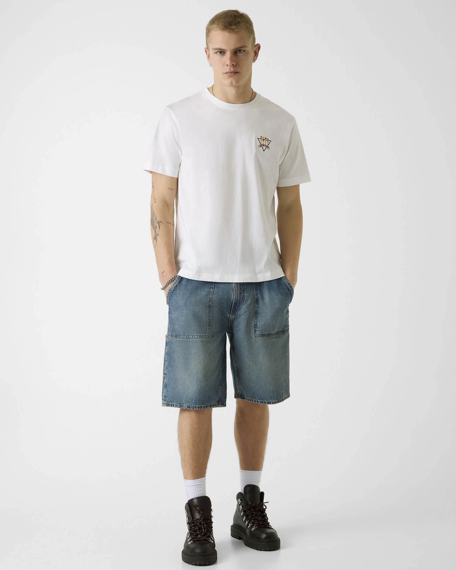 T-shirt Guess Jeans bianca in cotone con logo ricamato image