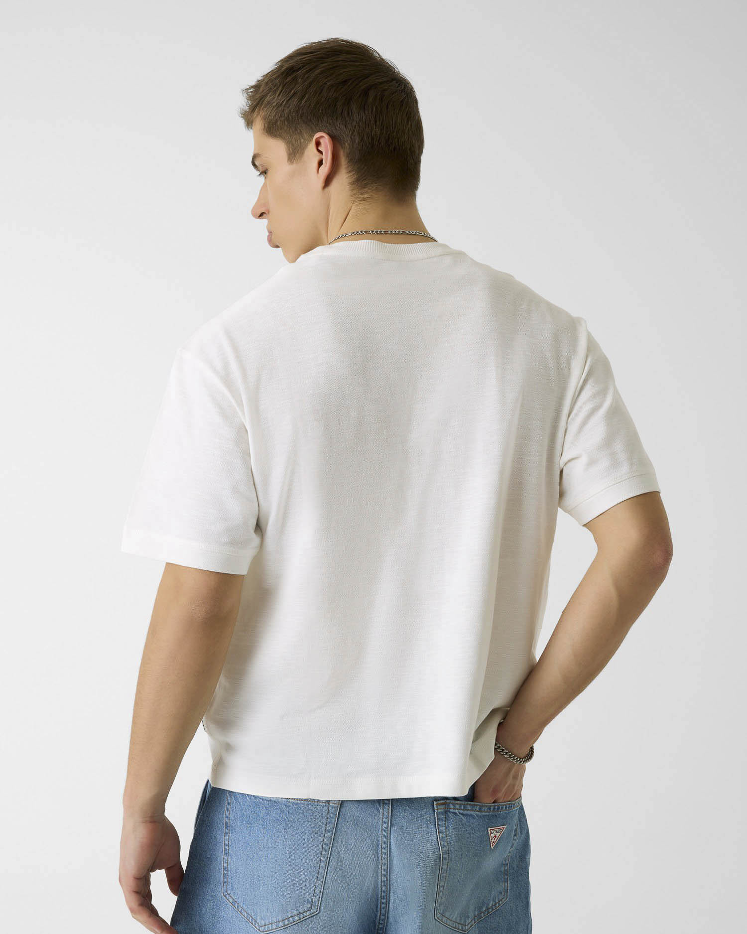 T-shirt Guess Jeans bianca in cotone piqué con taschino e stampa image
