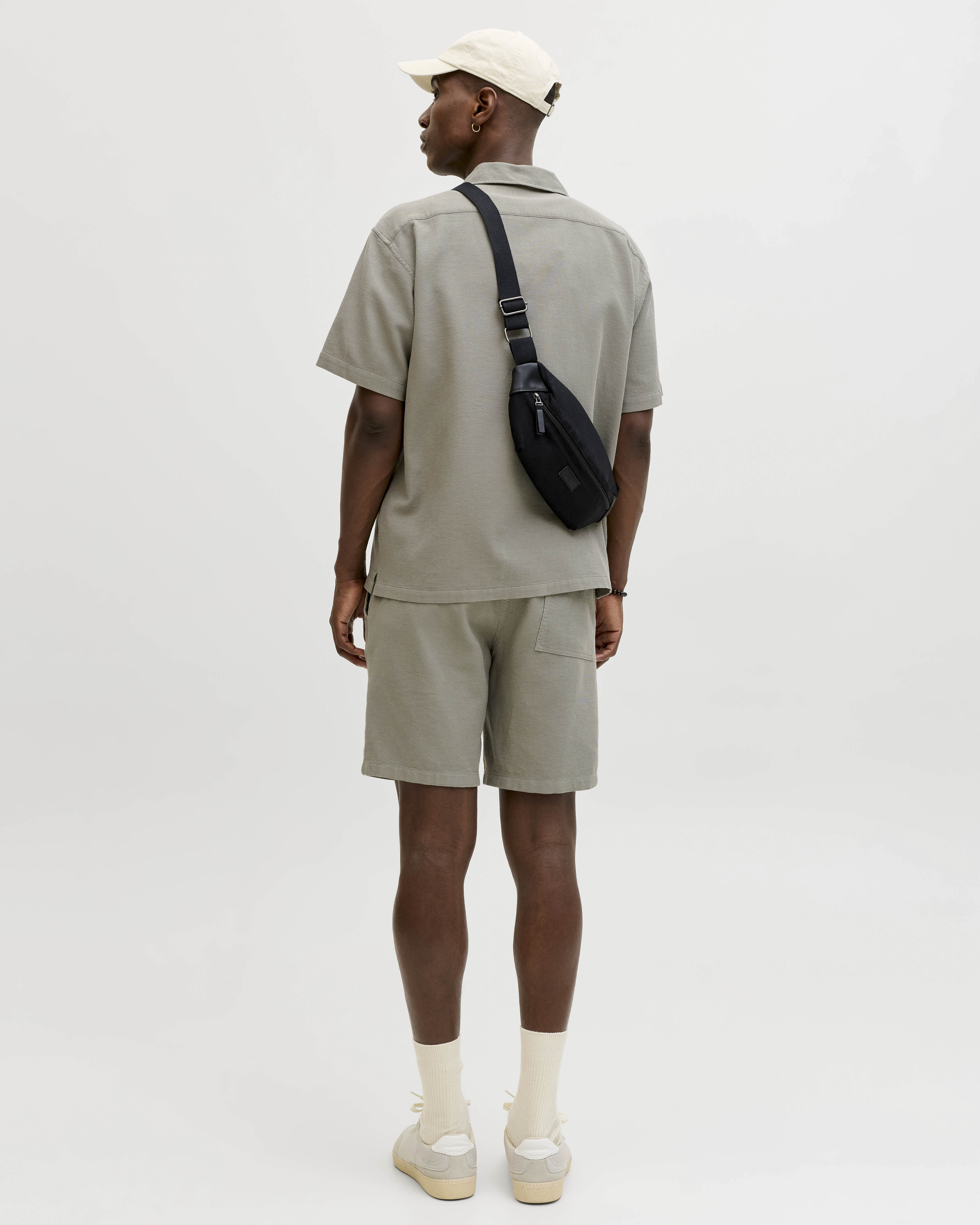 Bermuda Jack & Jones salvia in felpa di cotone a nido d'ape con coulisse image