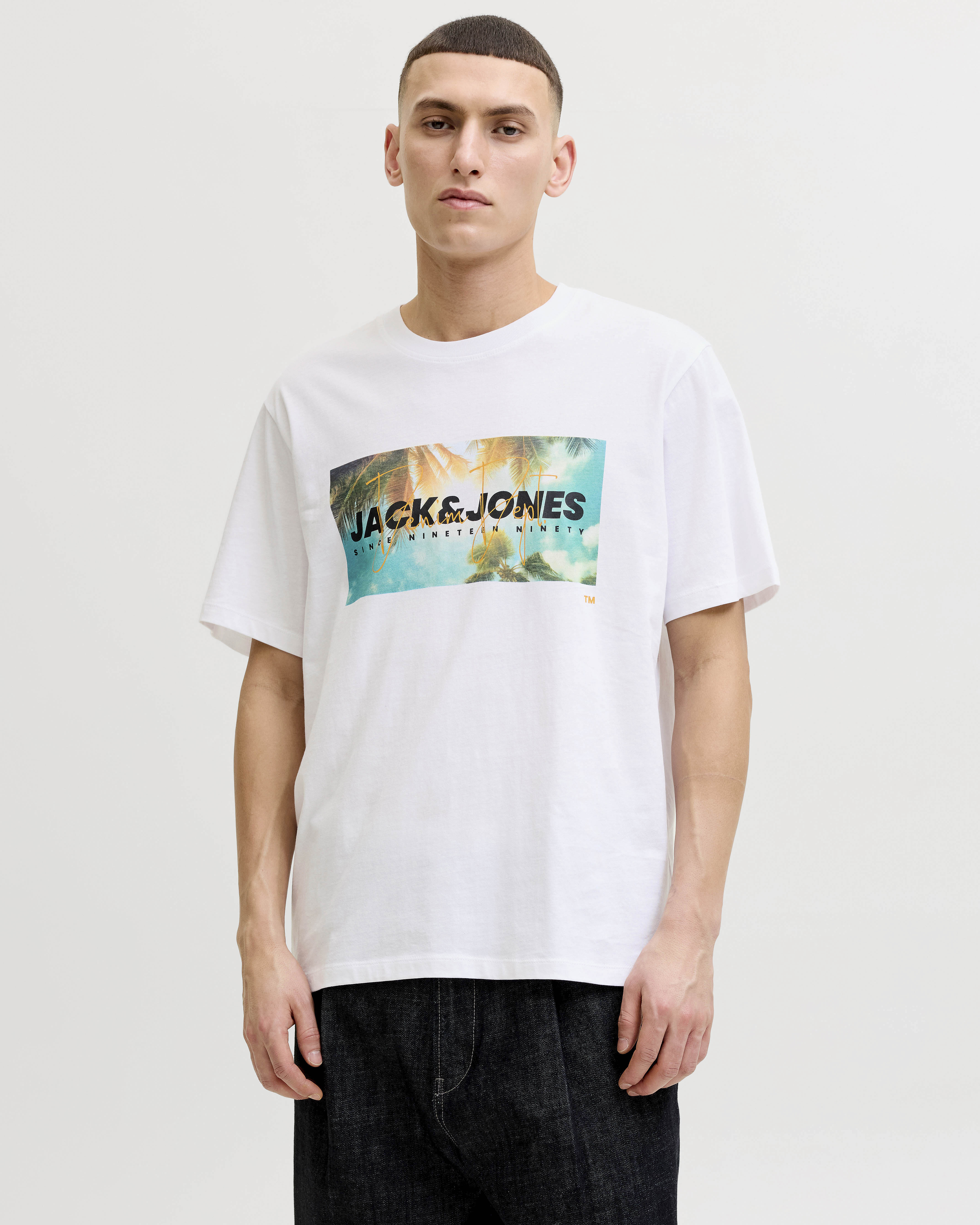 T-shirt mezza manica Jack & Jones bianca in cotone con stampa tropicale