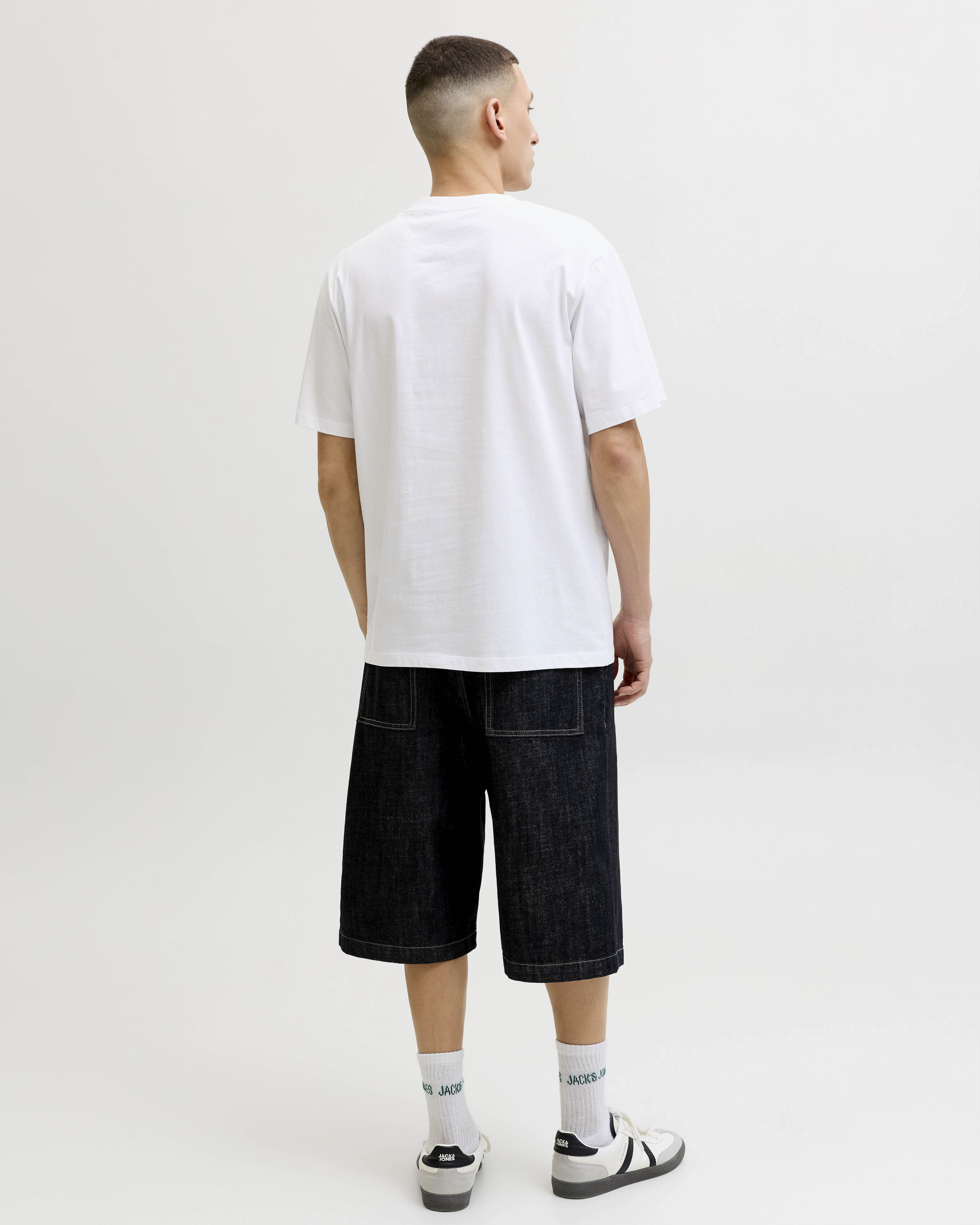 T-shirt mezza manica Jack & Jones bianca in cotone con stampa tropicale image