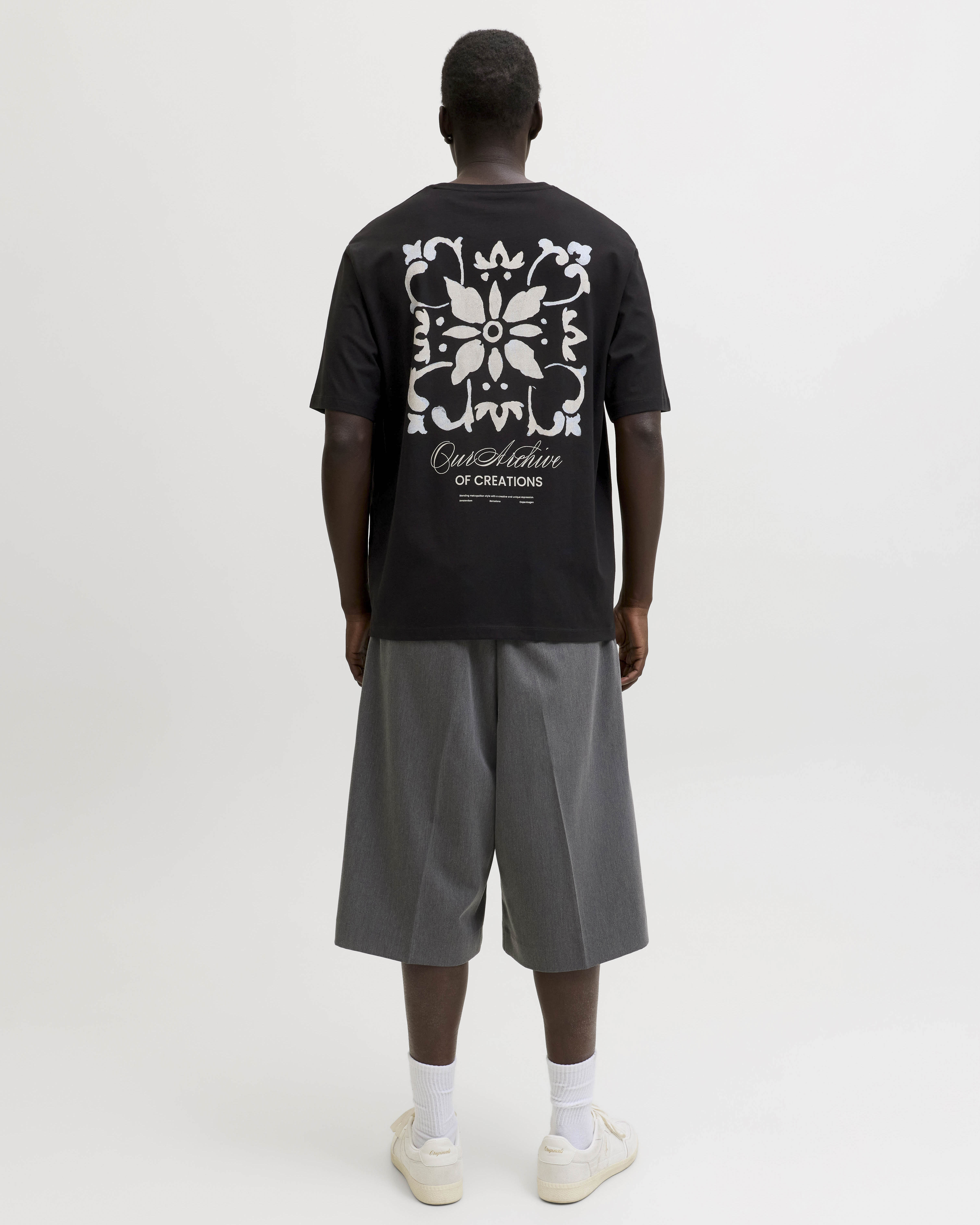 T-shirt mezza manica Jack & Jones nera in cotone con logo e stampa sul retro image