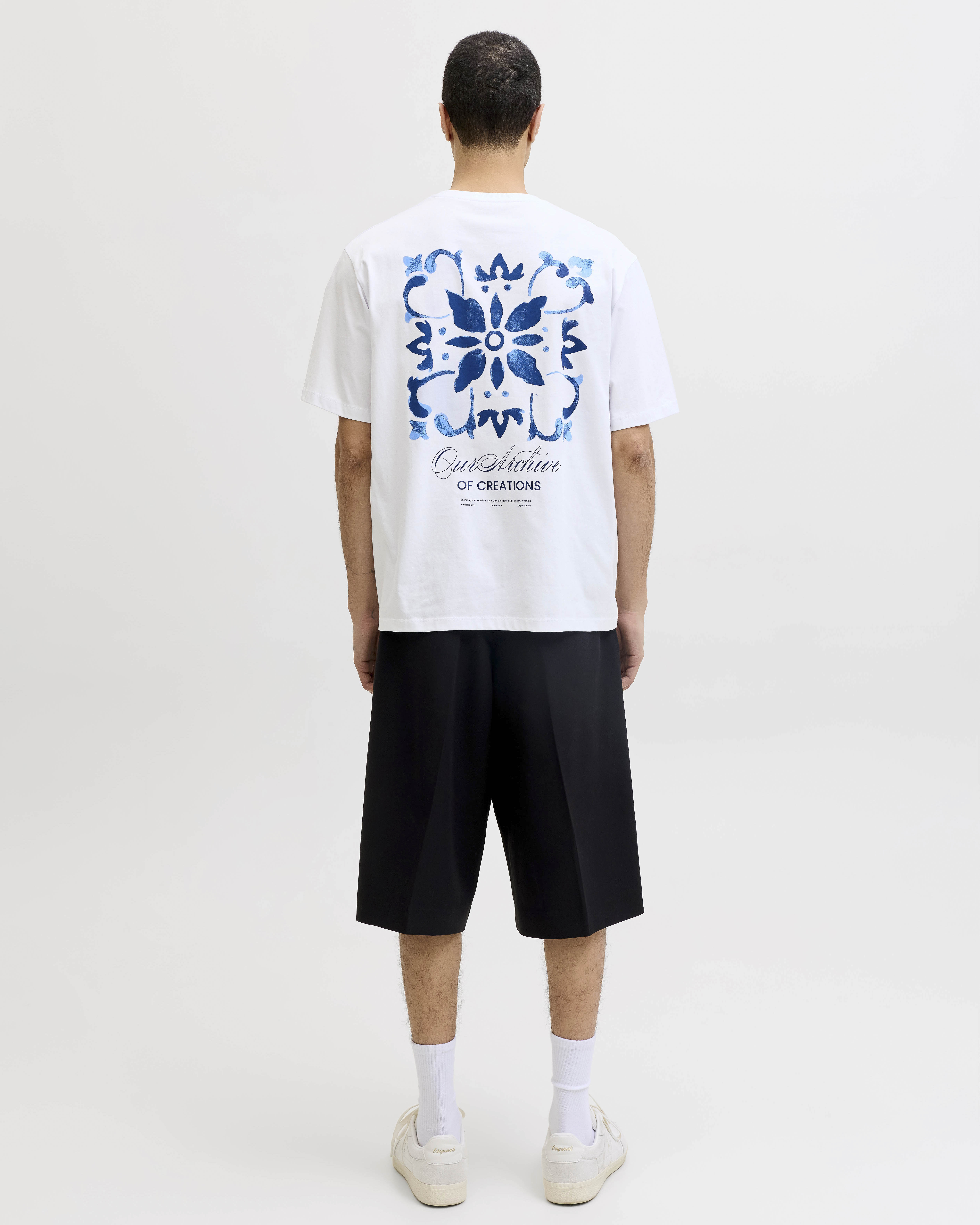 T-shirt mezza manica Jack & Jones bianca in cotone con stampa sulla schiena image