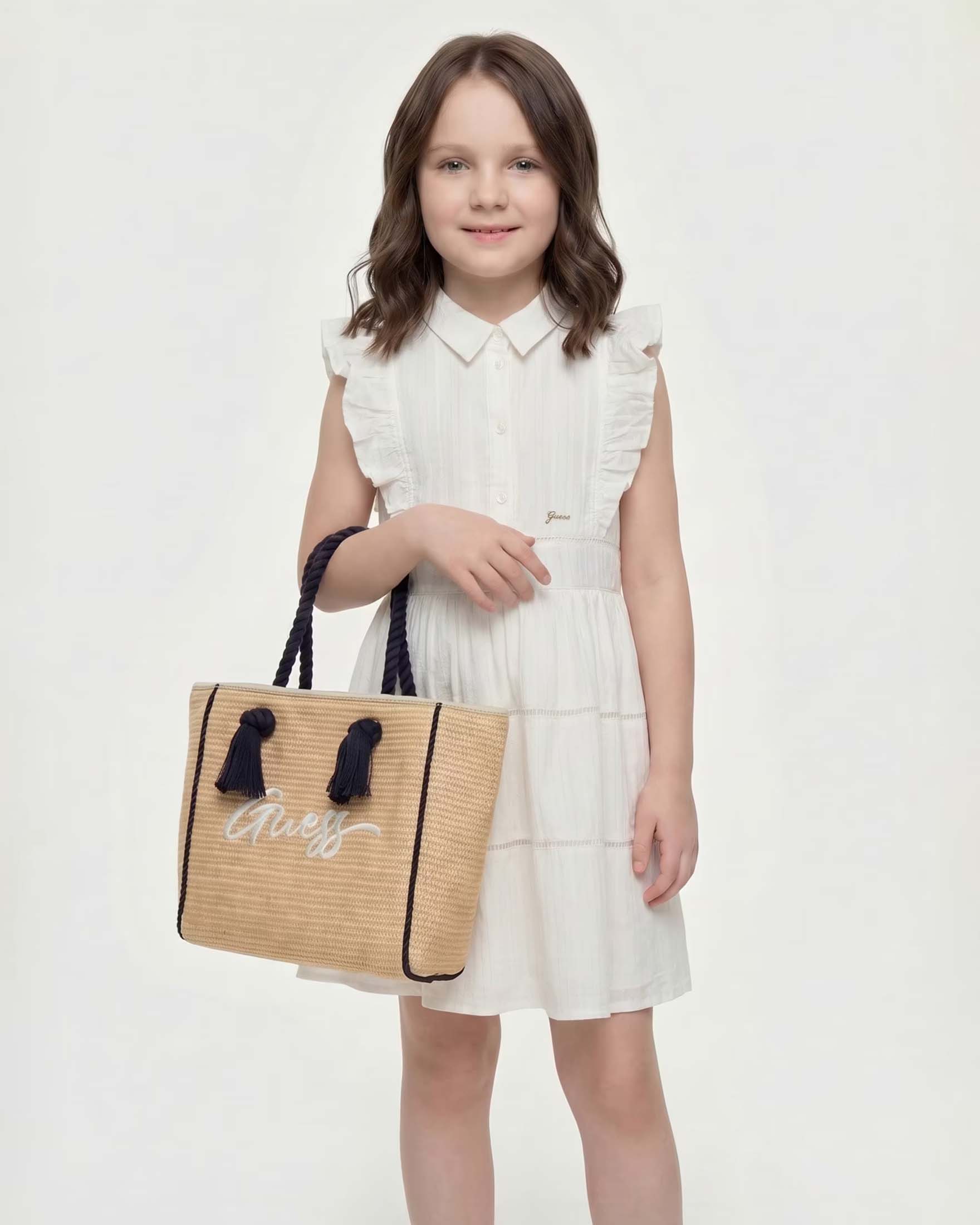 Borsa shopper Guess in rafia con manici neri e scritta logo bianca image