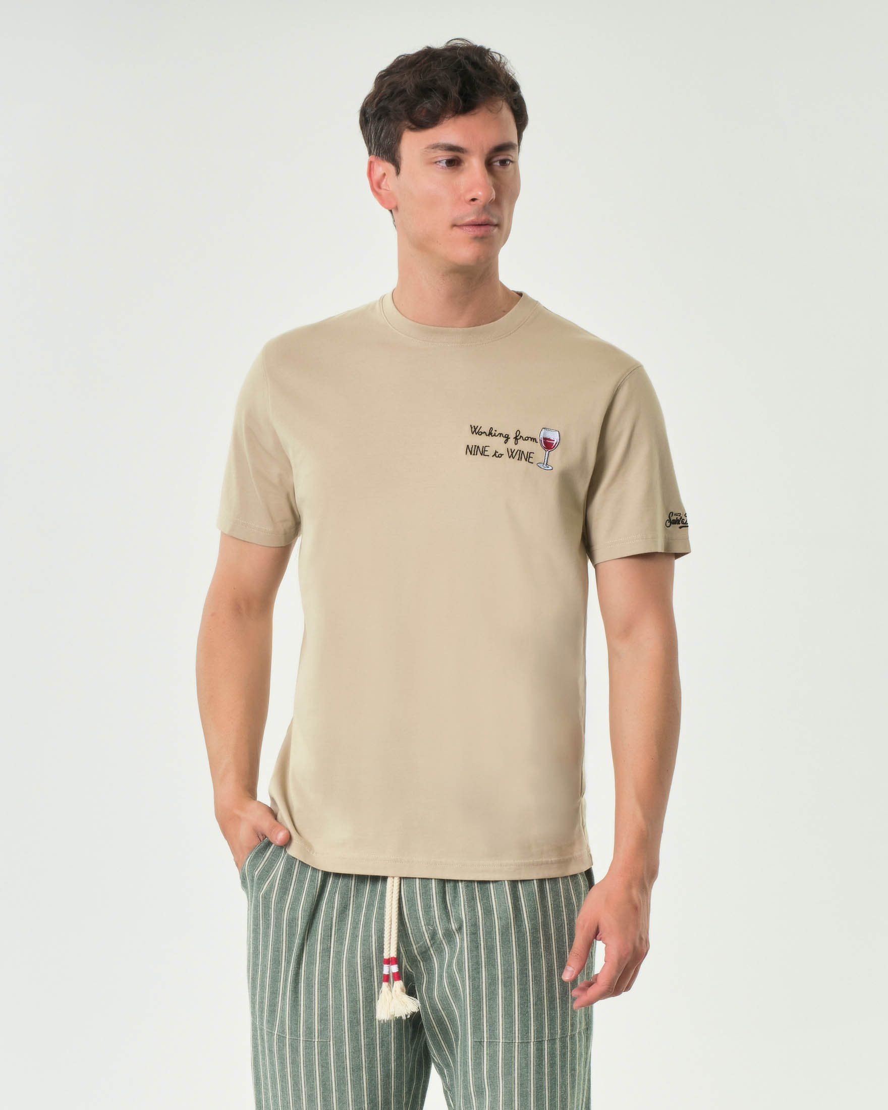 T-shirt sabbia mezza manica con ricamo Working from nine to wine sul petto