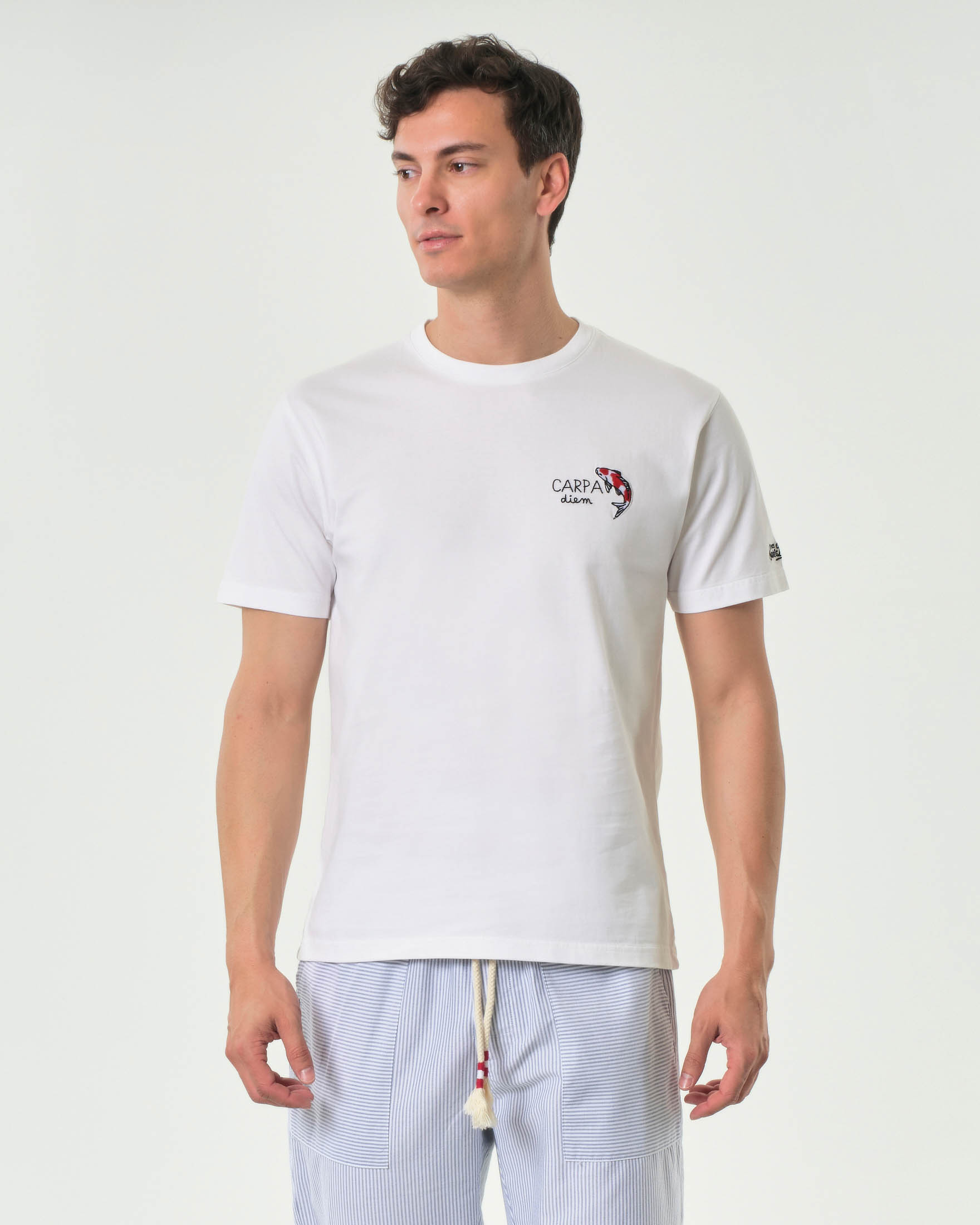 T-shirt bianca mezza manica con ricamo Carpa Diem sul petto