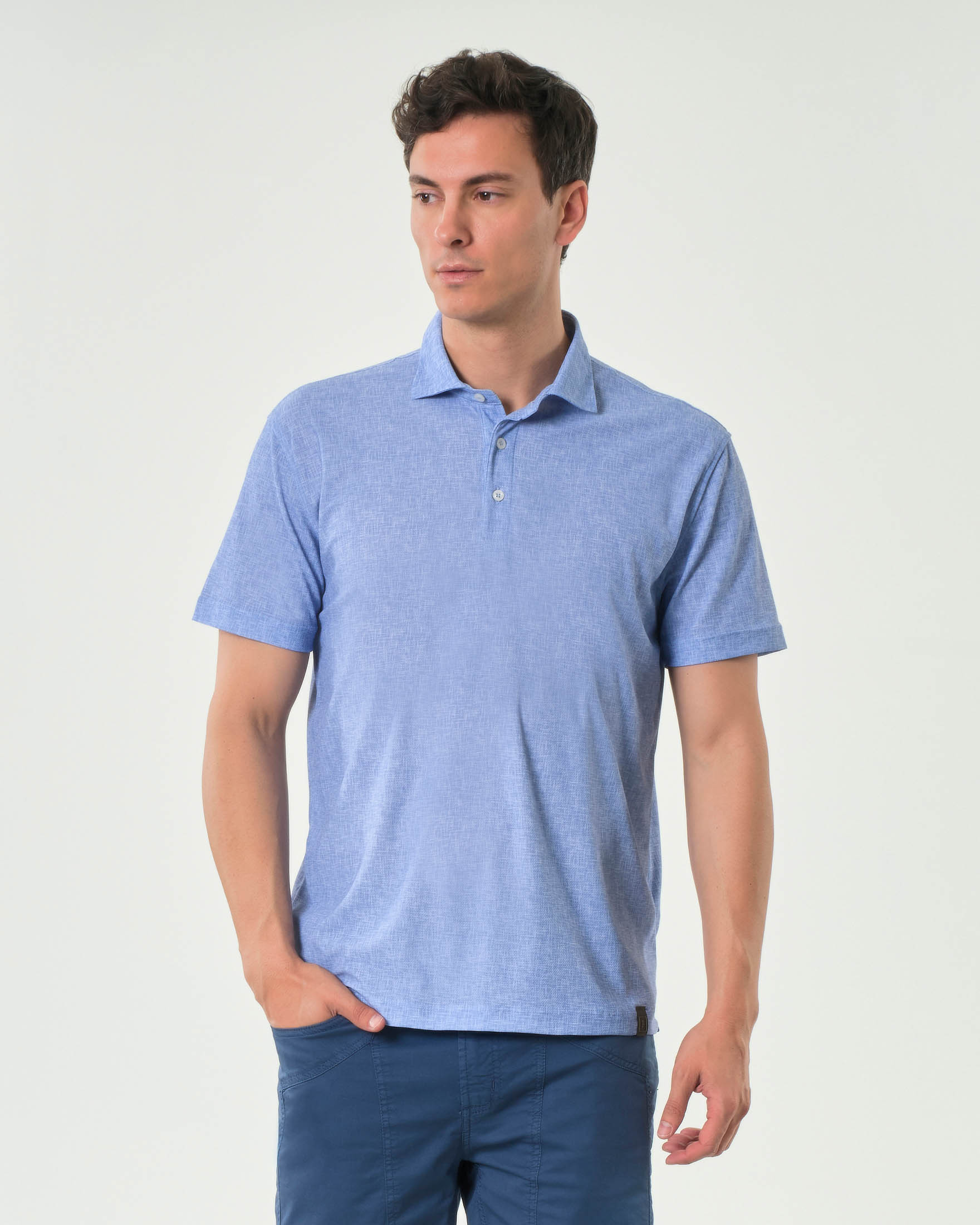 Polo azzurra in tessuto tecnico stretch effetto fiammato