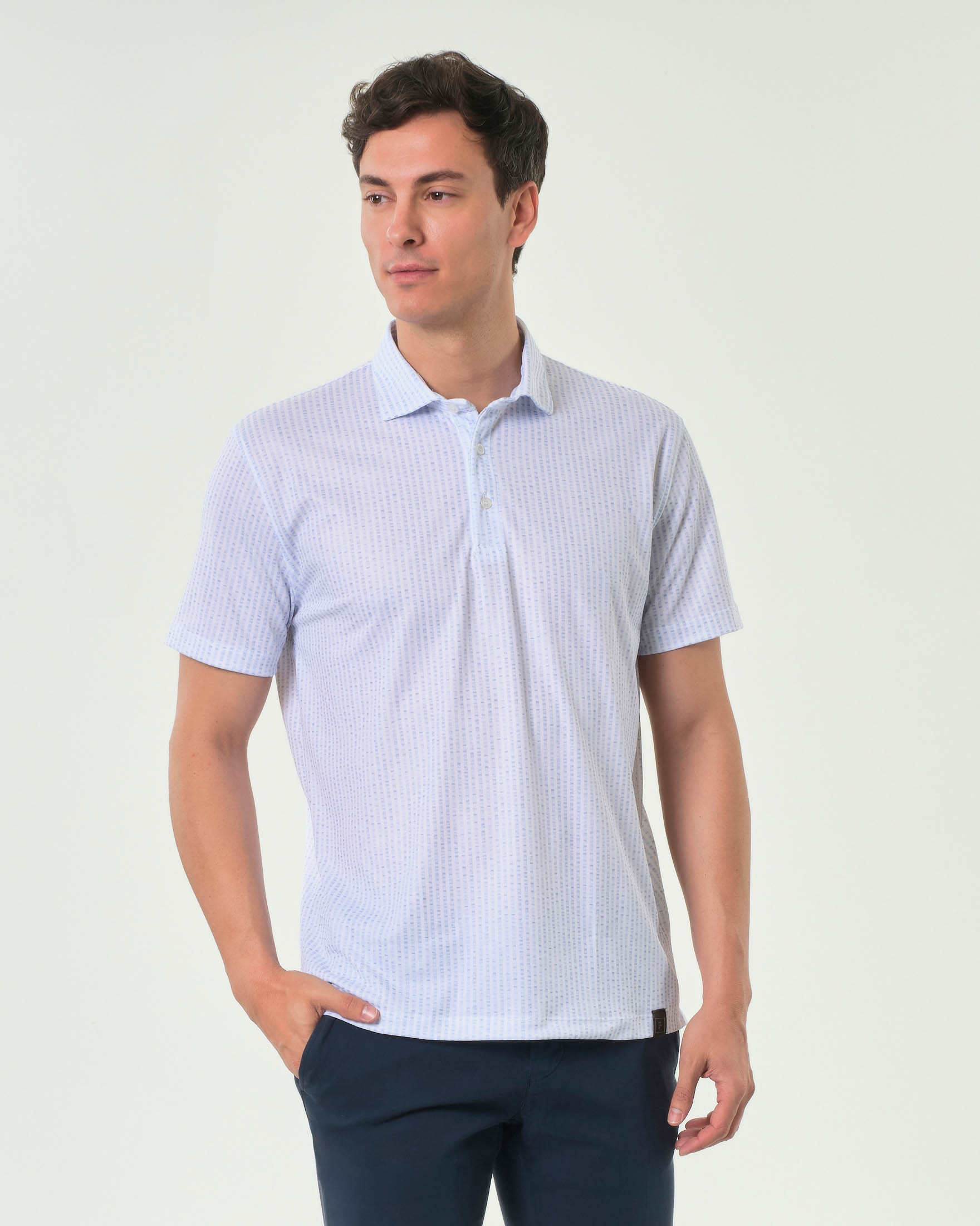 Polo a righe bianche e azzurre in seersucker tecnico stretch