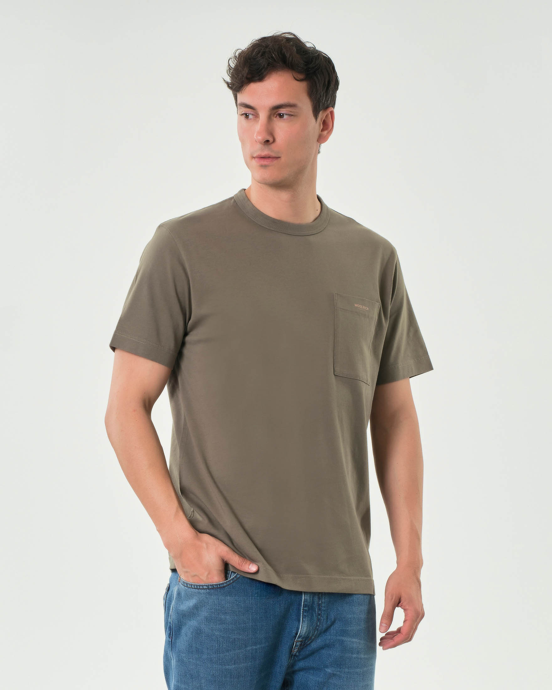 T-shirt Woolrich verde militare in jersey di cotone con taschino al petto