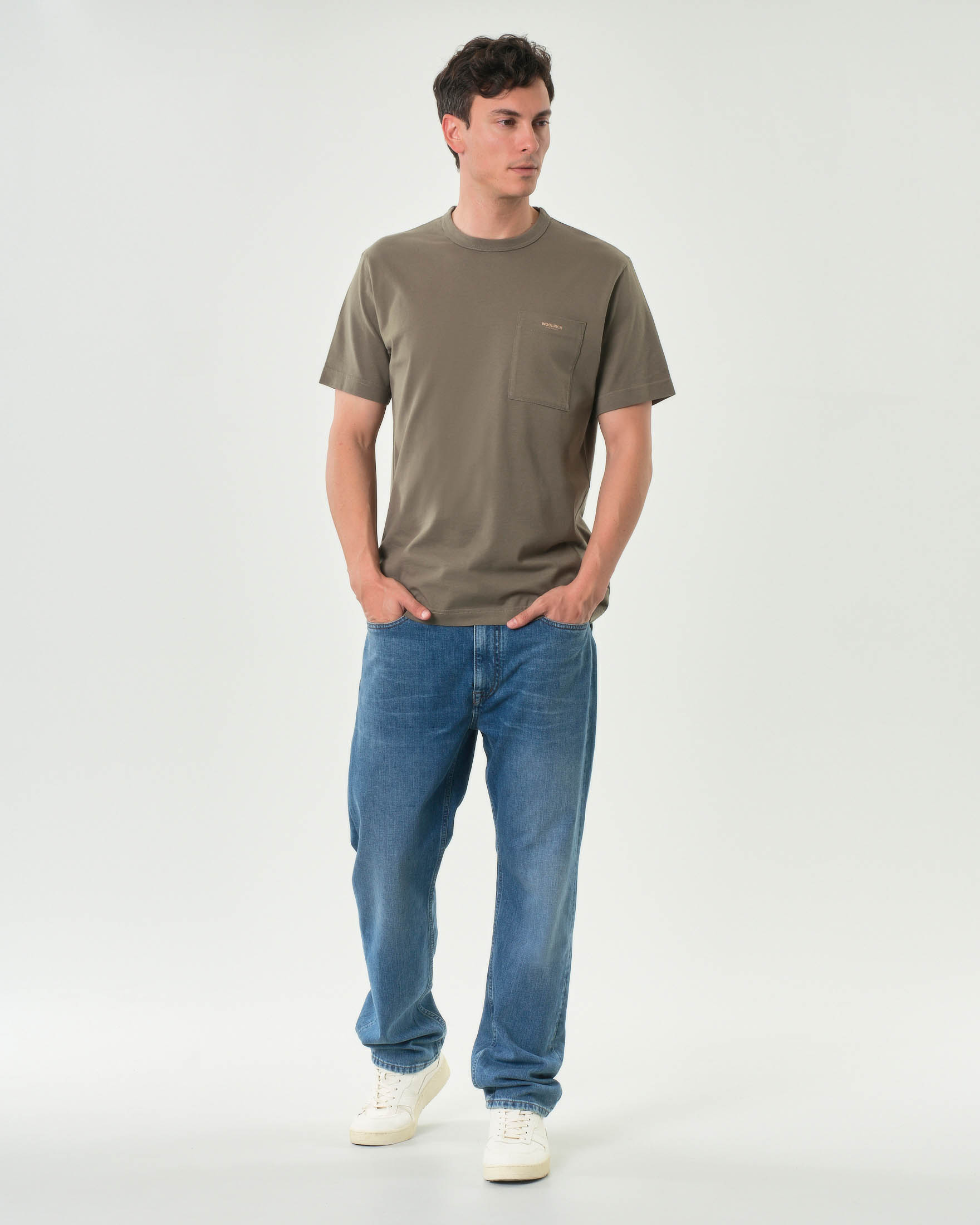 T-shirt Woolrich verde militare in jersey di cotone con taschino al petto image