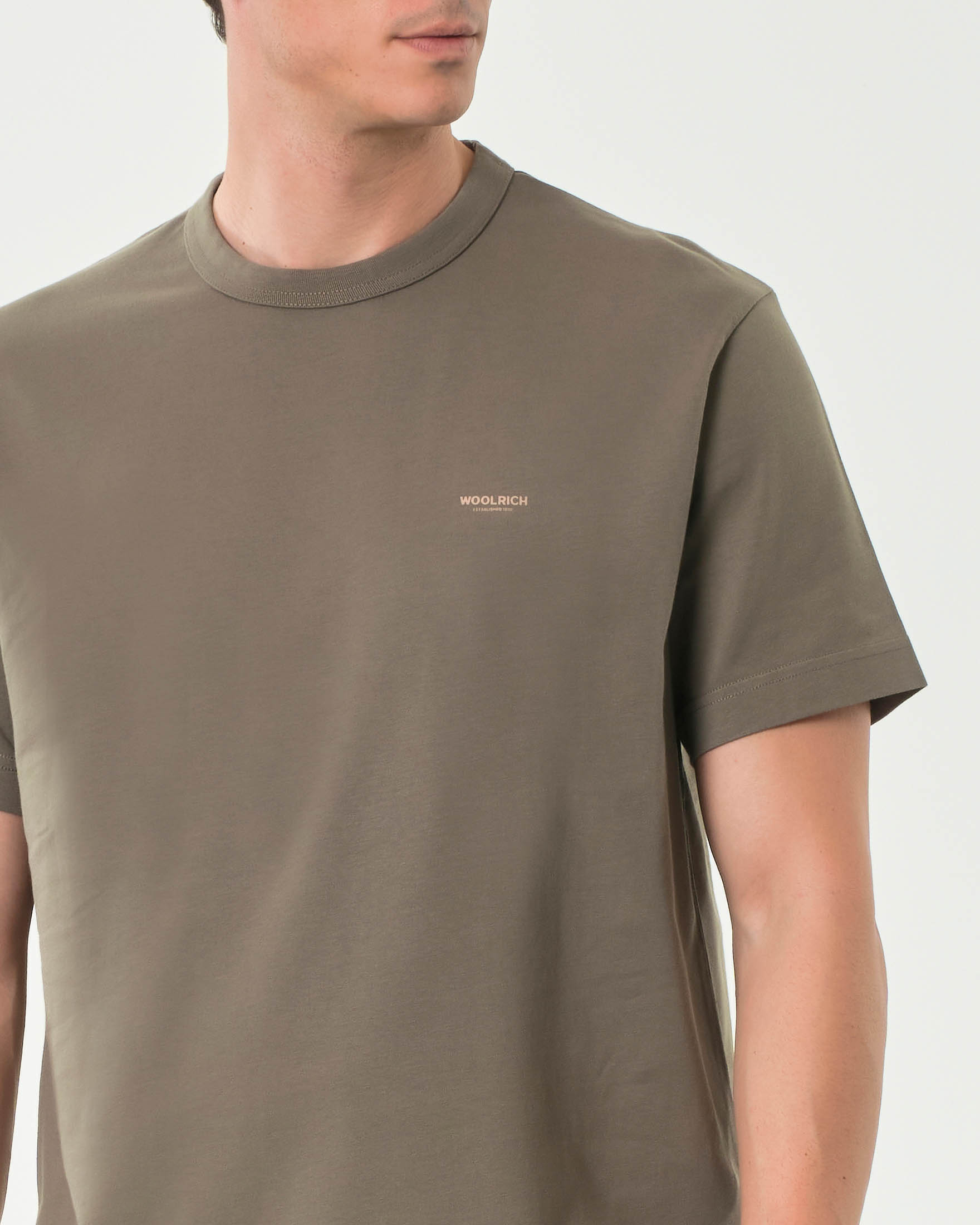 T-shirt Woolrich verde militare in jersey di cotone con logo stampato al petto image