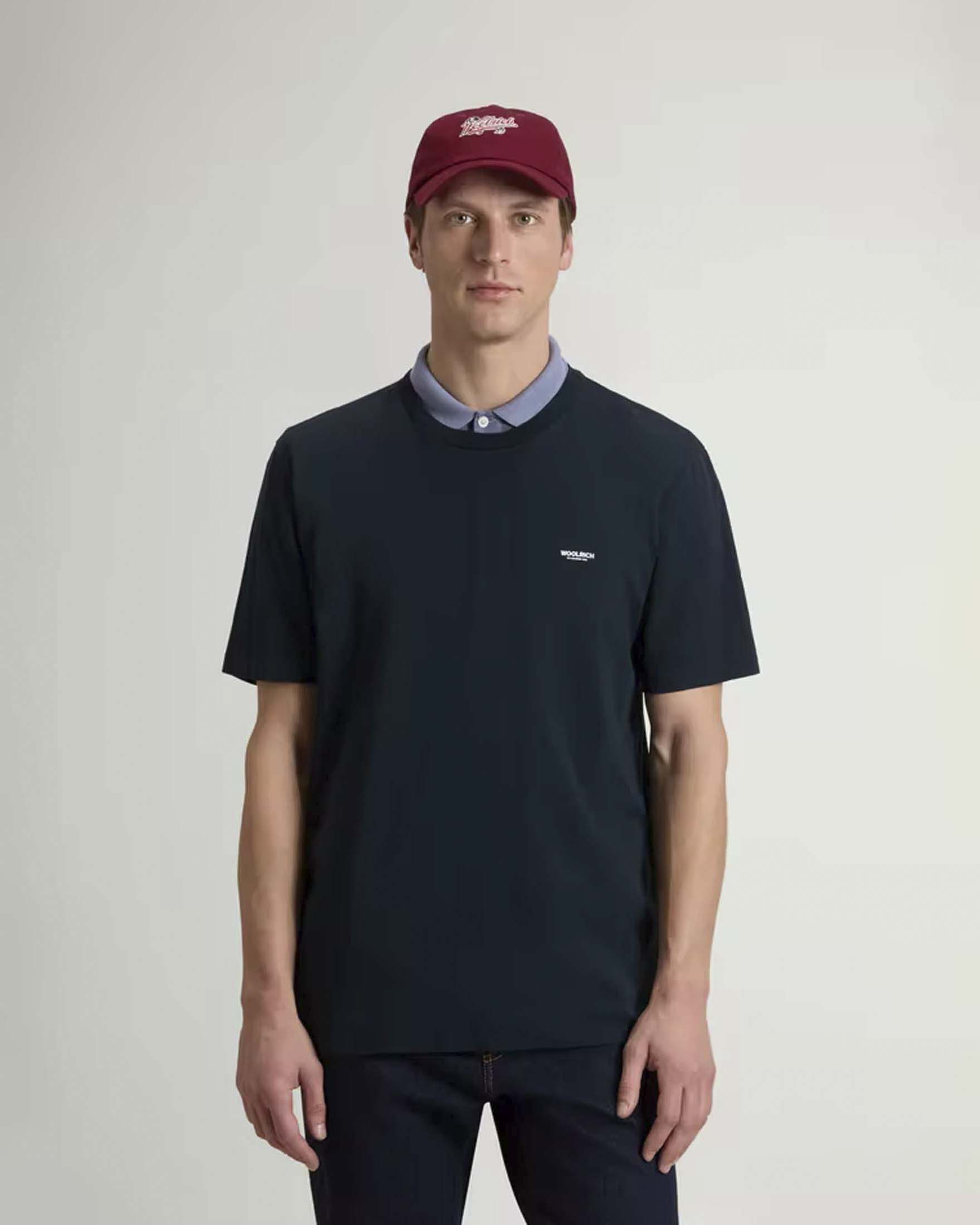 T-shirt Woolrich blu in jersey di cotone slub con logo stampato al petto