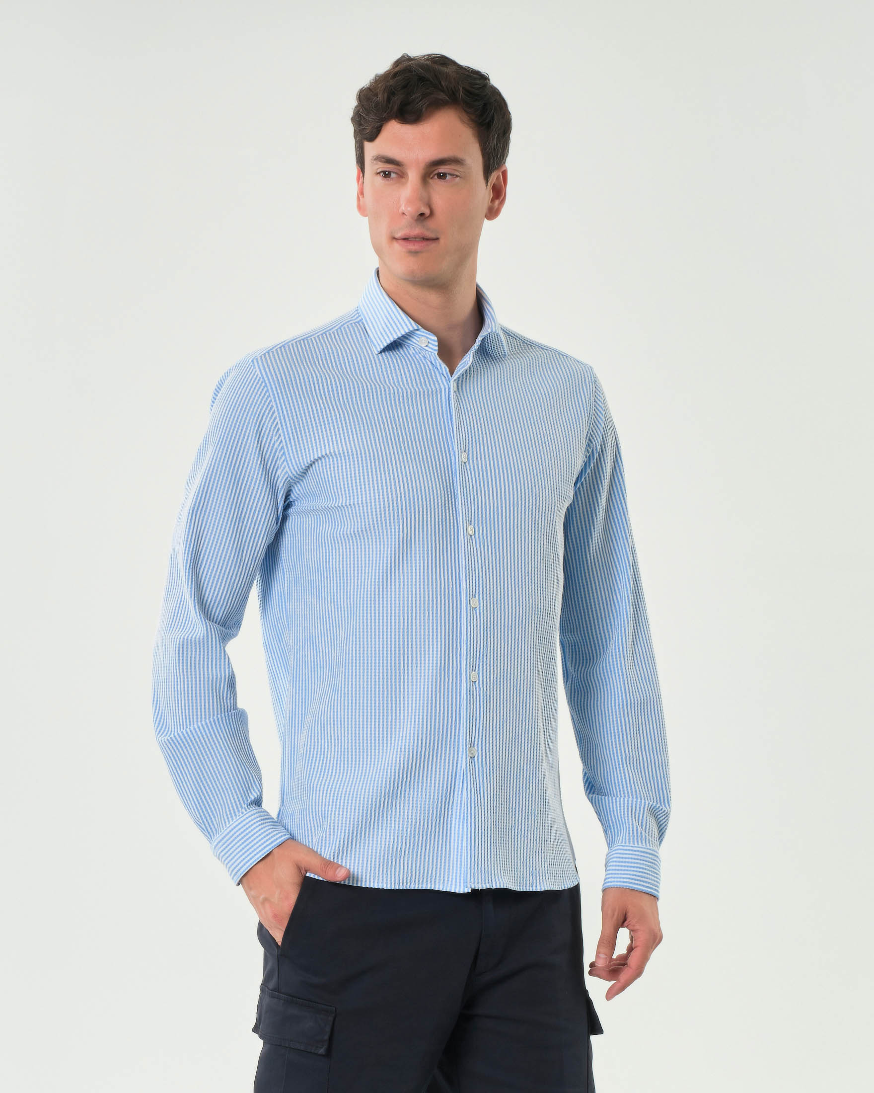 Camicia Xacus a righe bianche e azzurre in seersucker tecnico active tailor fit