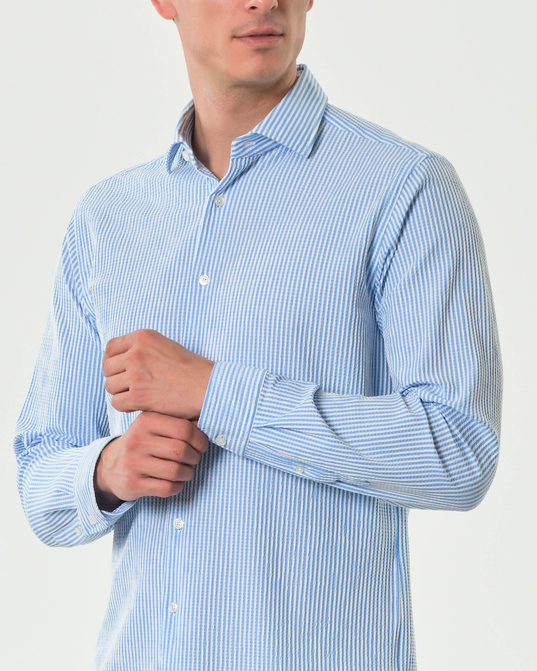 Camicia Xacus a righe bianche e azzurre in seersucker tecnico active tailor fit image