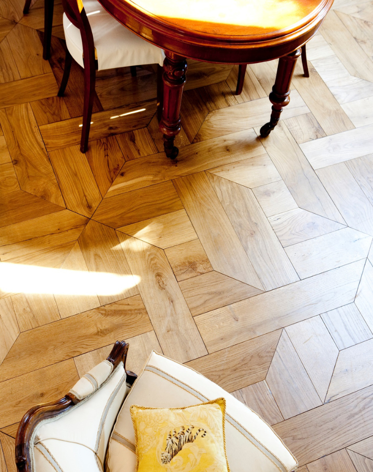 salotto con pavimento in legno rovere antico