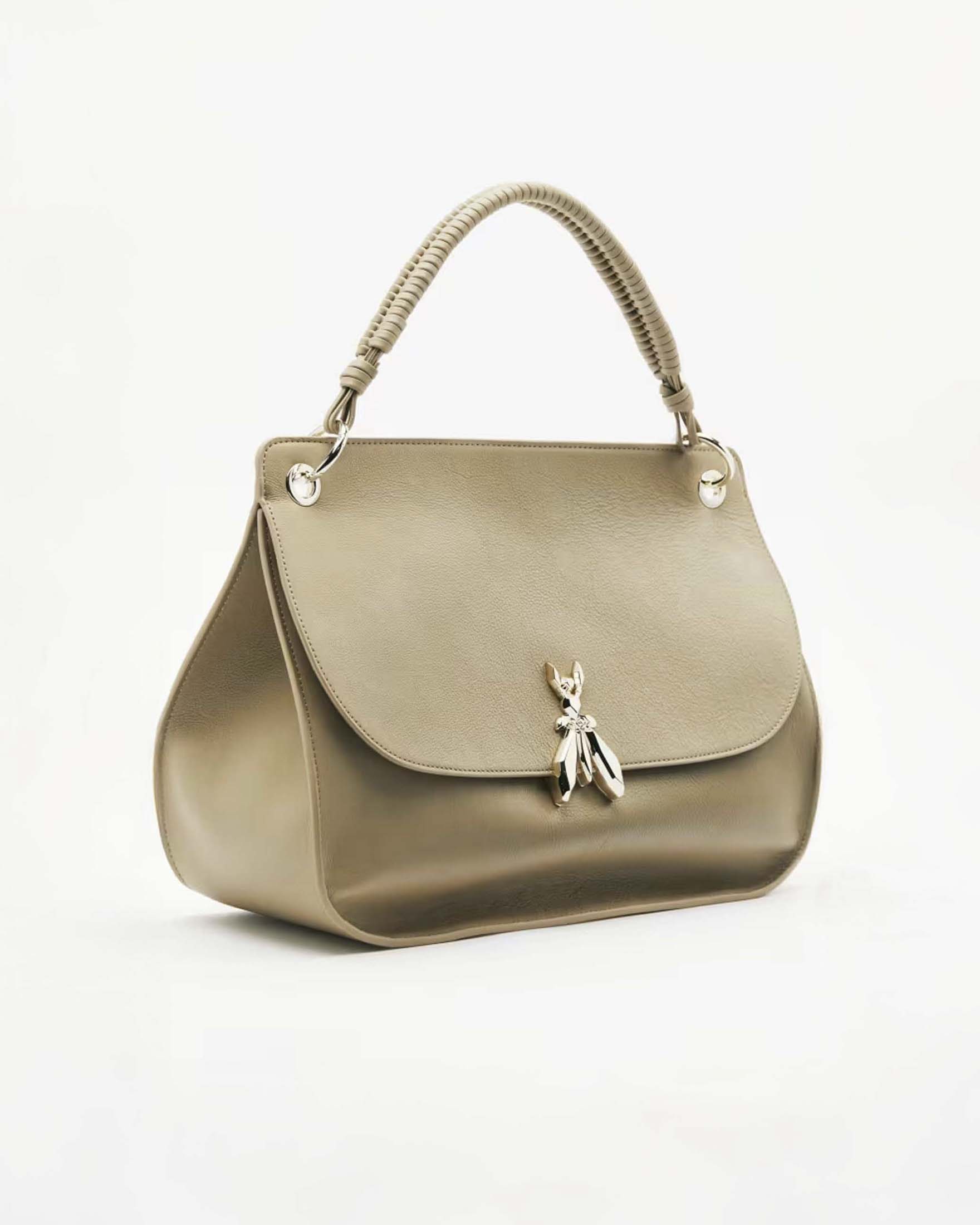 Borsa a spalla Soft Essential Fly Round Shape Patrizia Pepe color sabbia in pelle con fibbia logo Fly