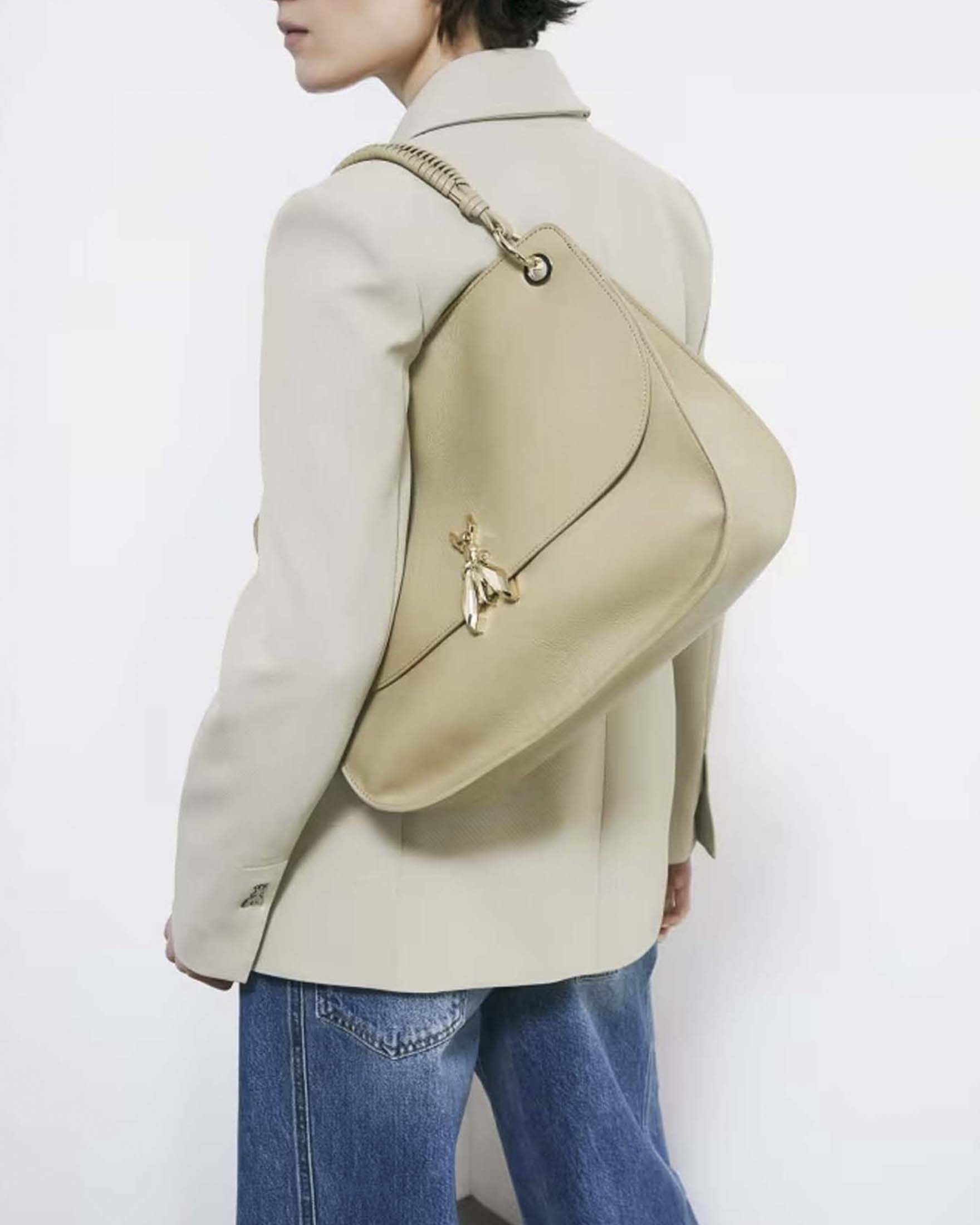 Borsa a spalla Soft Essential Fly Round Shape Patrizia Pepe color sabbia in pelle con fibbia logo Fly