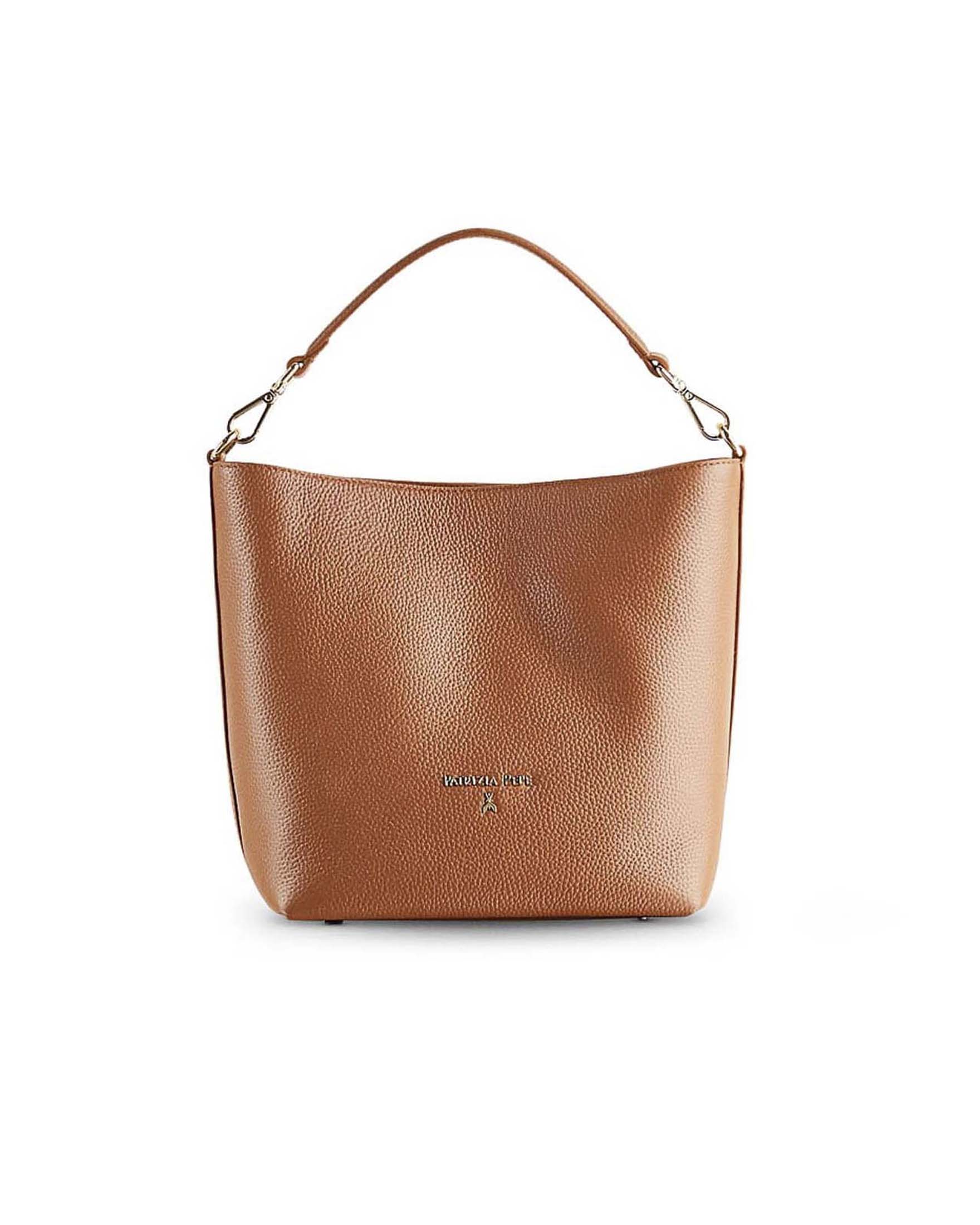 Borsa a secchiello Daily Patrizia Pepe color cuoio in pelle martellata con lettering logo dorato