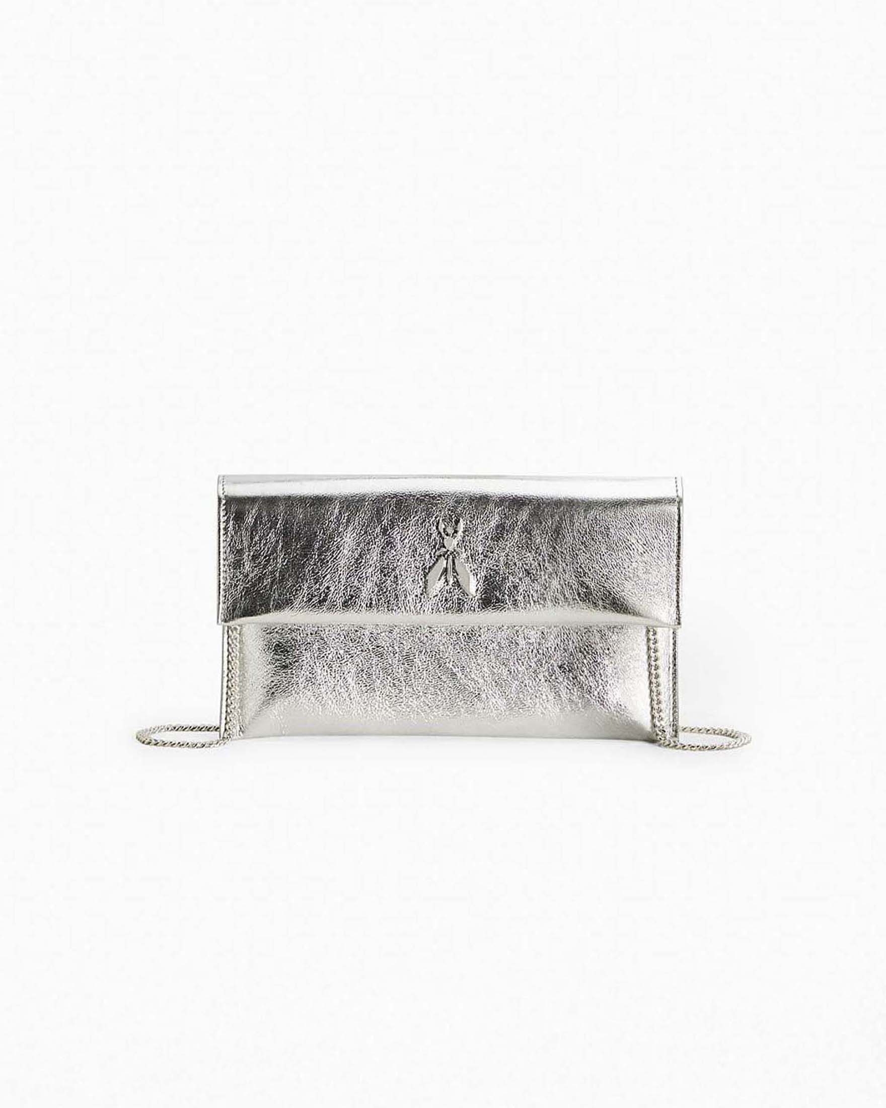 Pochette argento in pelle effetto laminato con tracolla a catena removibile e logo Fly