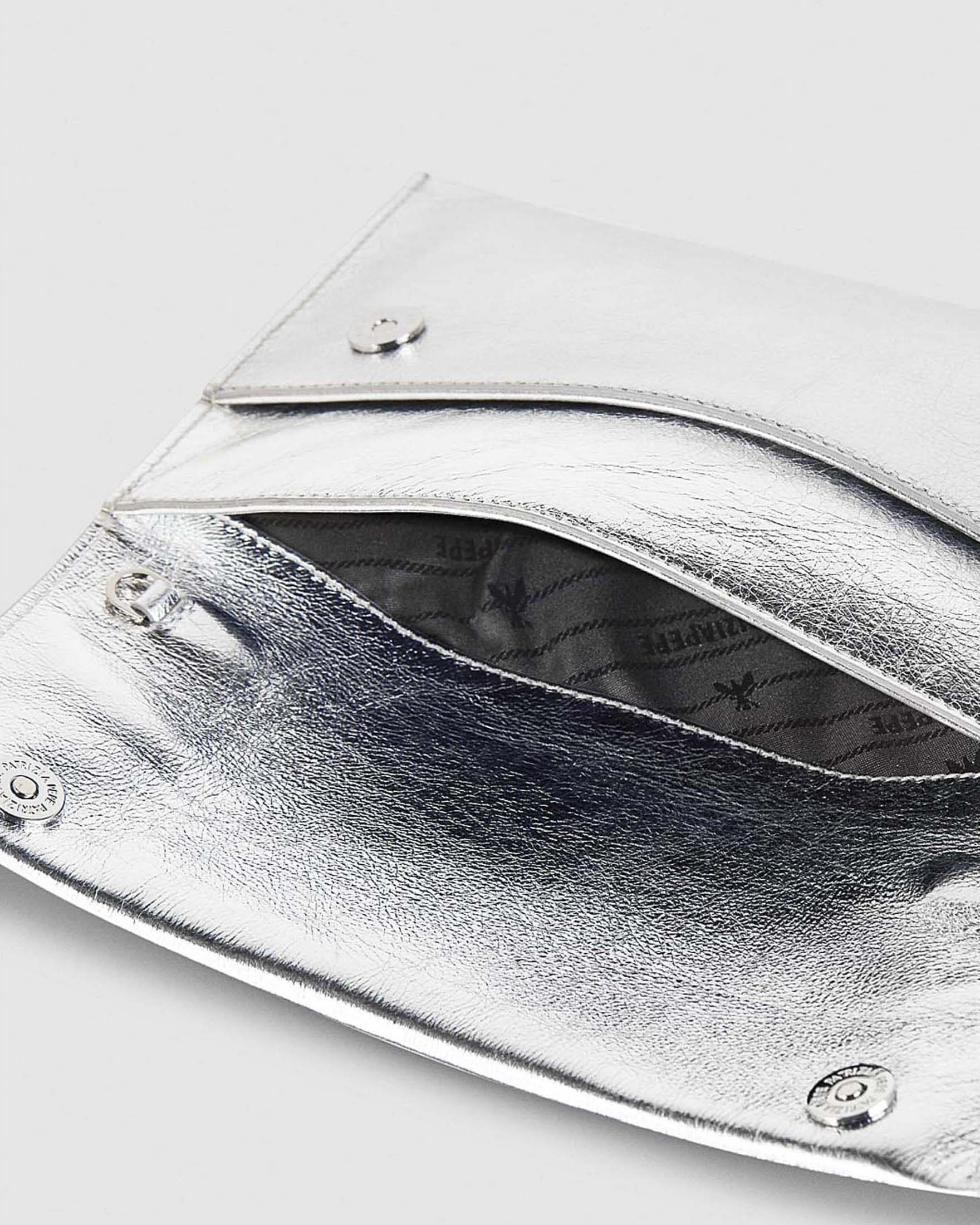 Pochette argento Patrizia Pepe in pelle effetto laminato con tracolla a catena removibile e logo Fly image