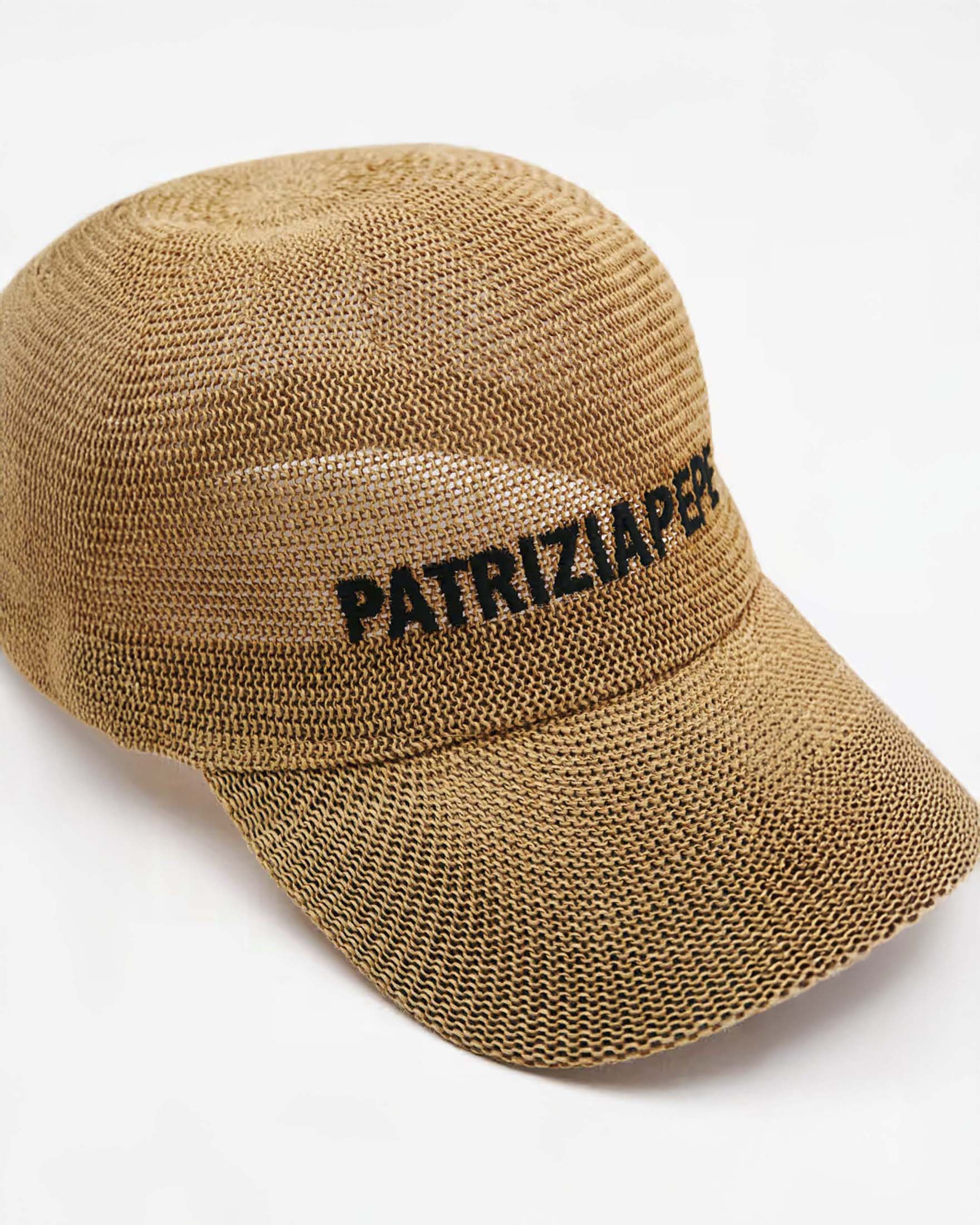 Cappellino color cammello Patrizia Pepe in carta tessile con logo ricamato a contrasto