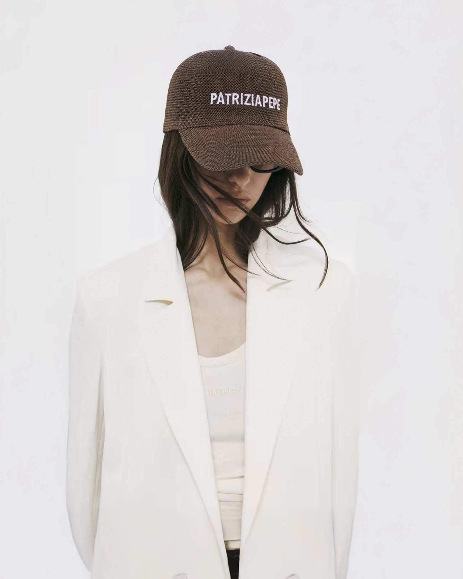Cappellino marrone Patrizia Pepe in carta tessile con logo ricamato a contrasto