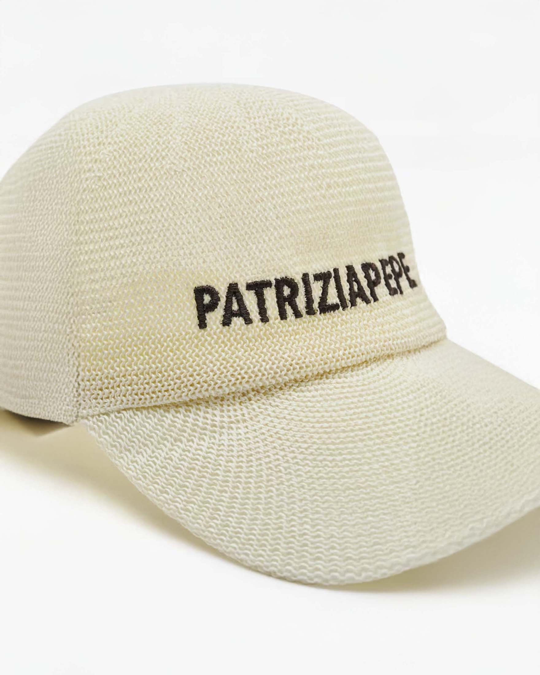 Cappellino color avorio Patrizia Pepe in carta tessile con logo ricamato a contrasto