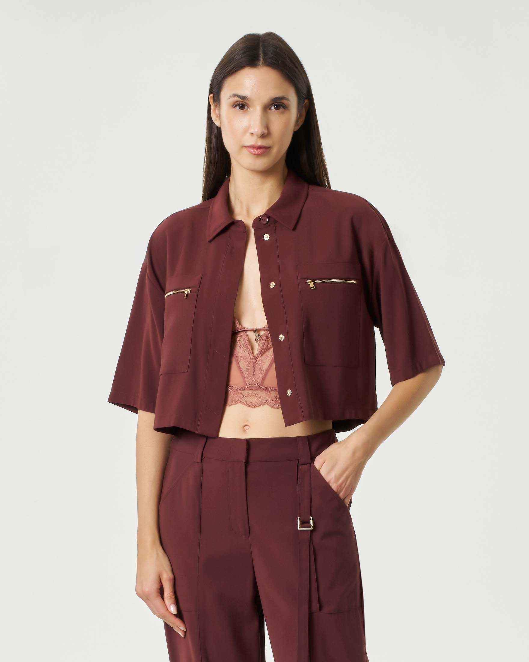 Camicia cropped Patrizia Pepe bordeaux in twill di viscosa con tasche applicate e automatici