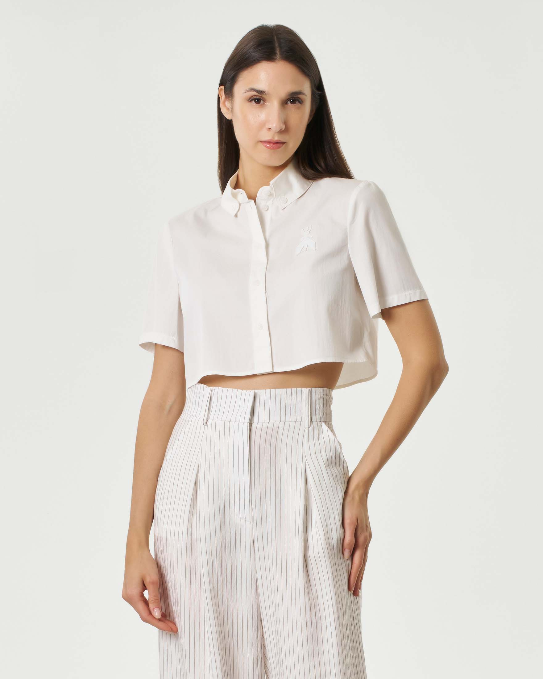 Camicia crop a mezze maniche bianca in popeline con logo Fly e collo button-down