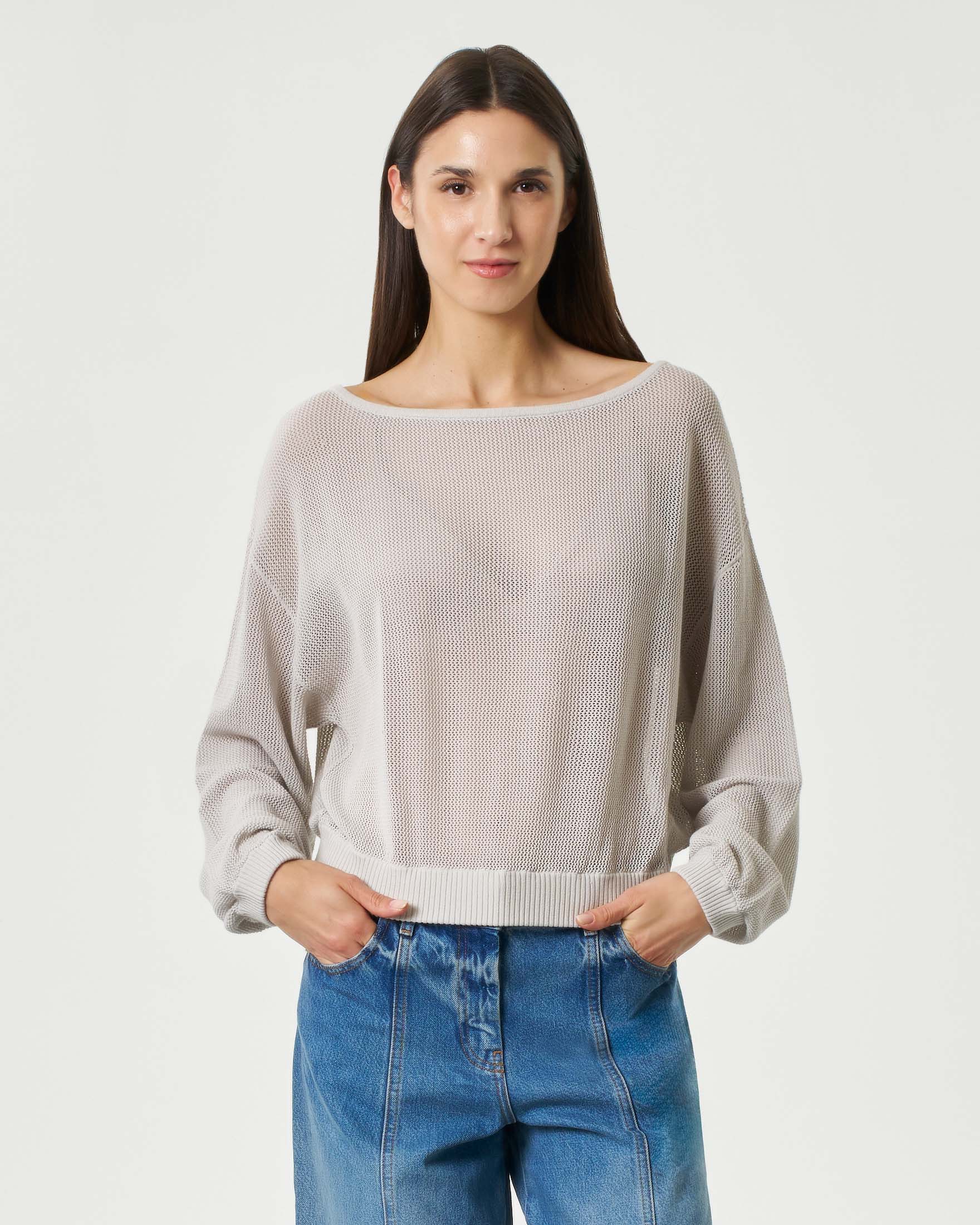 Maglia a rete grigio perla in puro cotone con scollo a barchetta e maxi logo posteriore