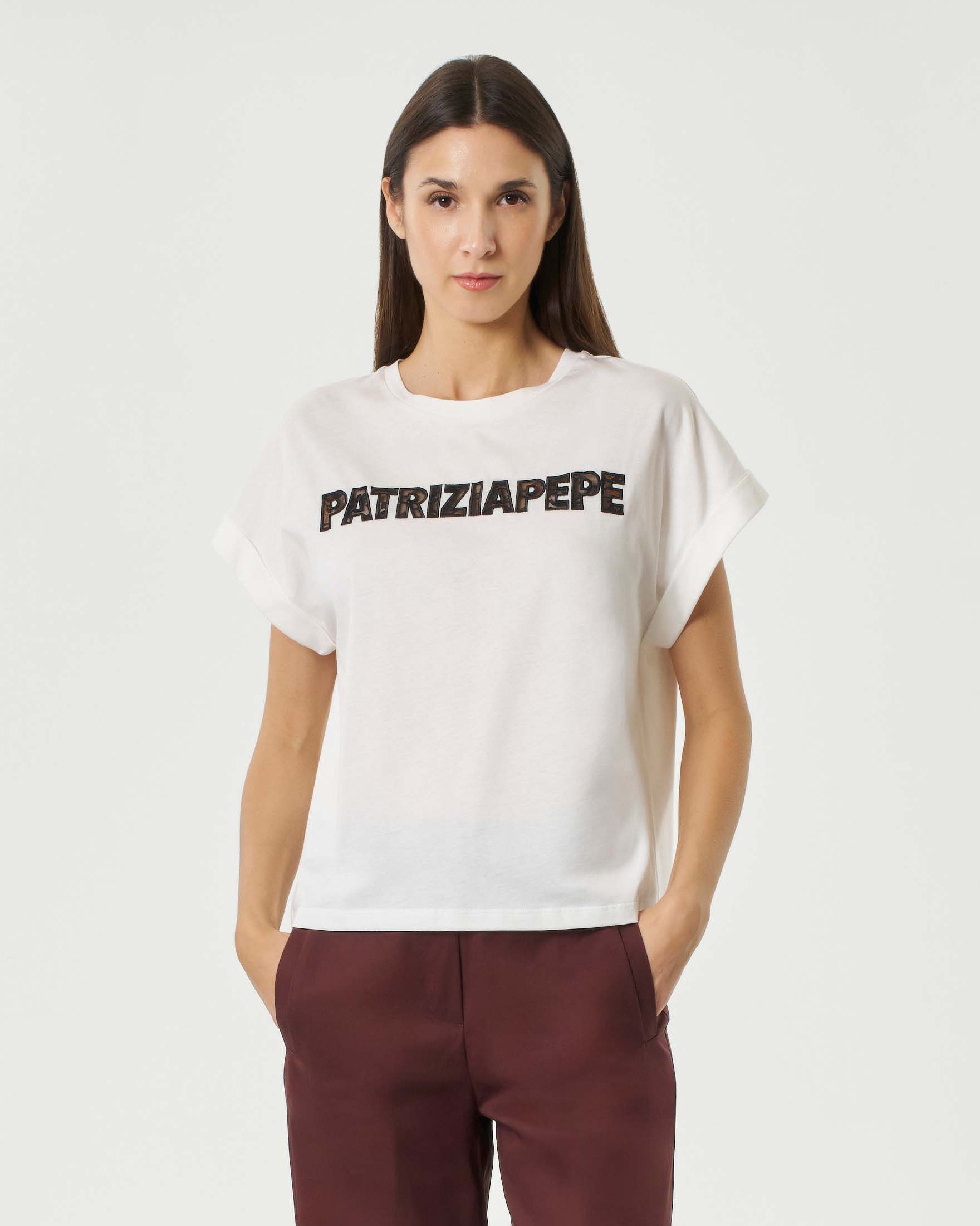 T-shirt girocollo bianca con maniche ad aletta e lettering logo in pizzo sul davanti