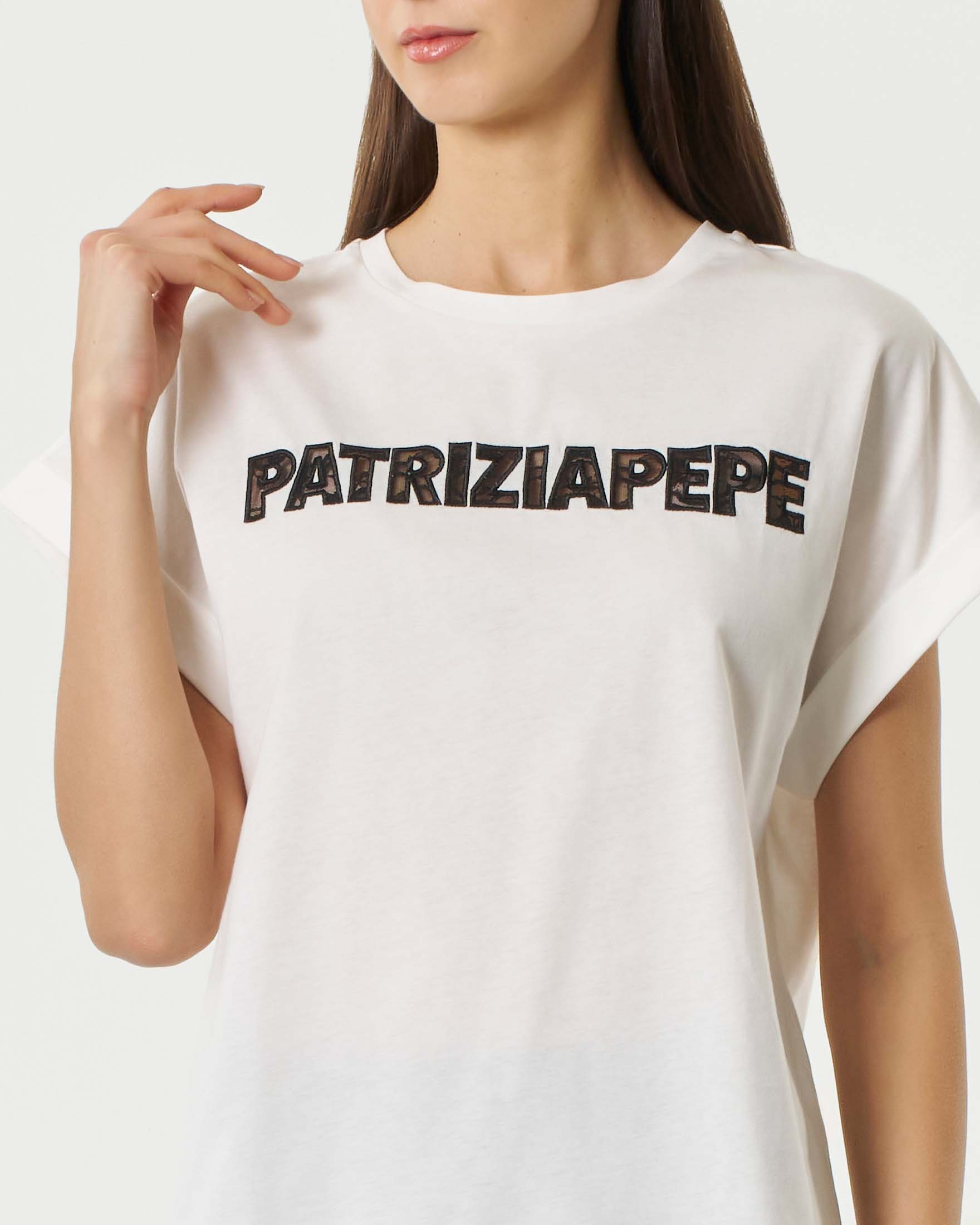 T-shirt girocollo Patrizia Pepe bianca con maniche ad aletta e lettering logo in pizzo sul davanti image