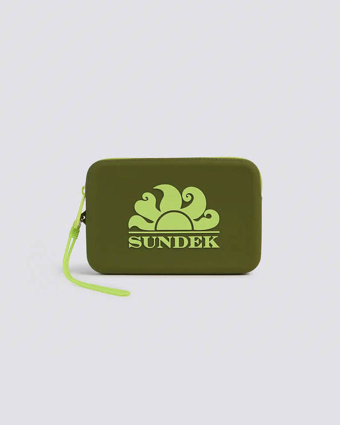 Mini pochette verde militare in gomma con zip e logo in contrato colore