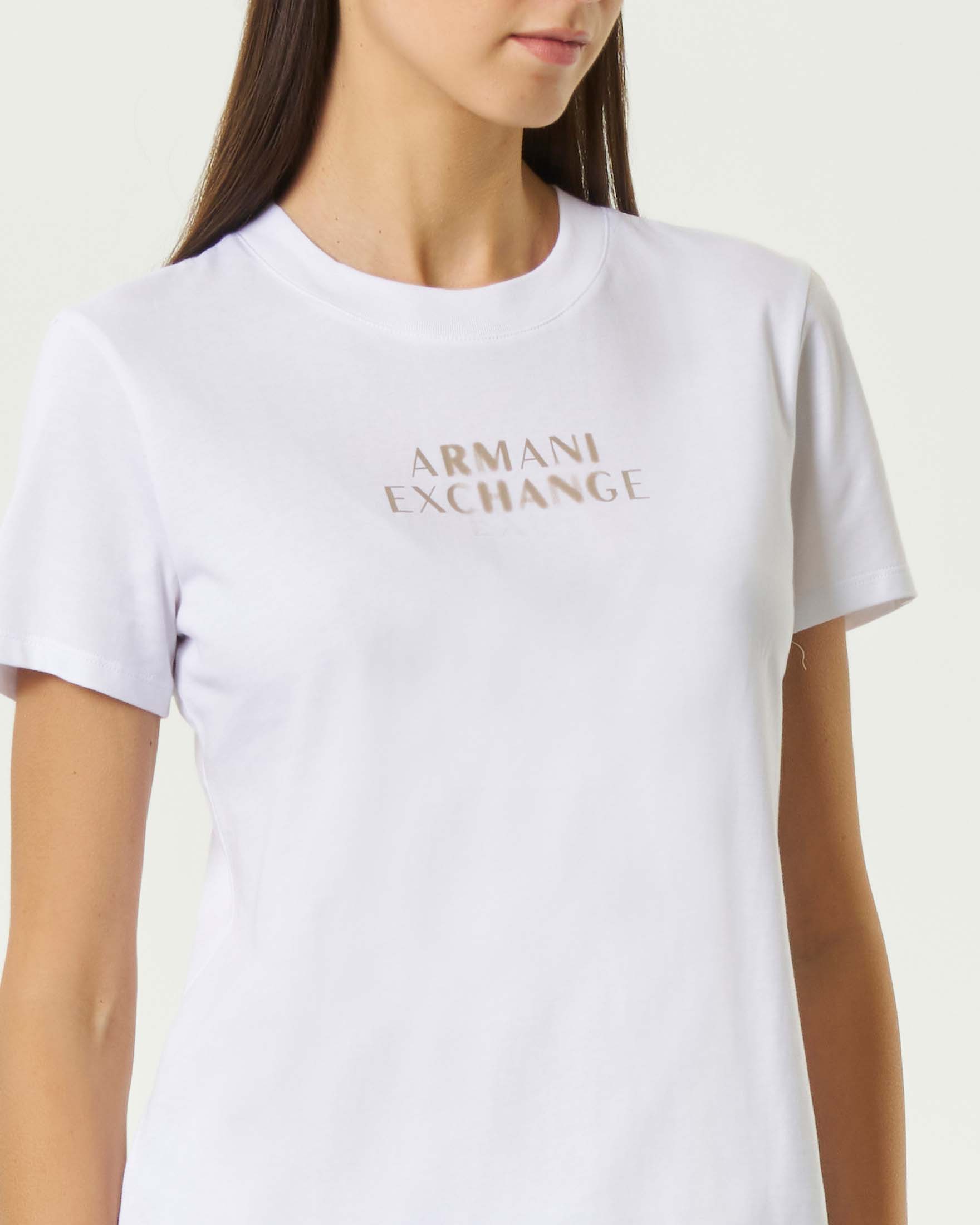 T-shirt girocollo Armani Exchange bianca in misto viscosa con maniche corte e lettering logo dorato image