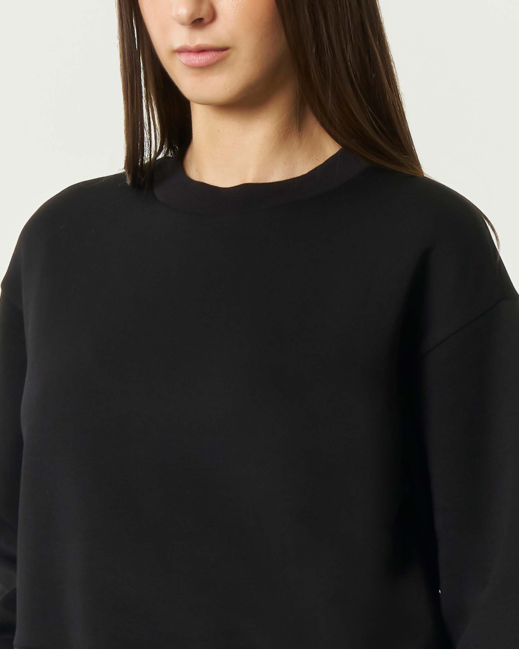 Felpa cropped Armani Exchange nera in misto viscosa con scollo a giro image