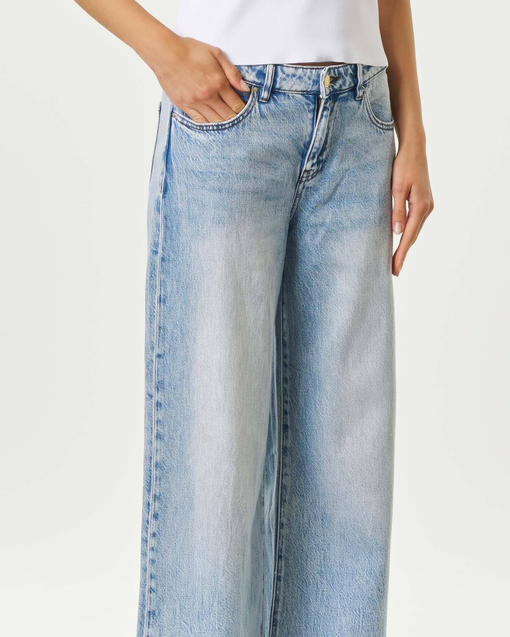 Jeans wide leg Armani Exchange super stonewashed chiari con logo applicato sul retro image
