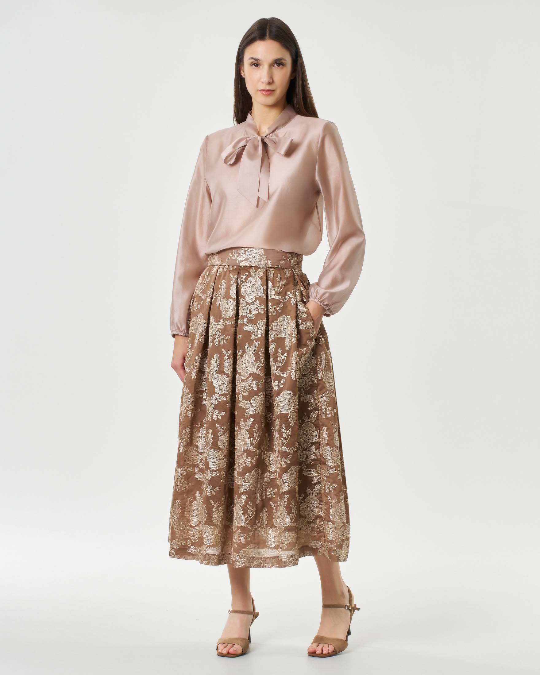 Blusa fluida color sabbia in lyocell con fusciacca e maniche a sbuffo