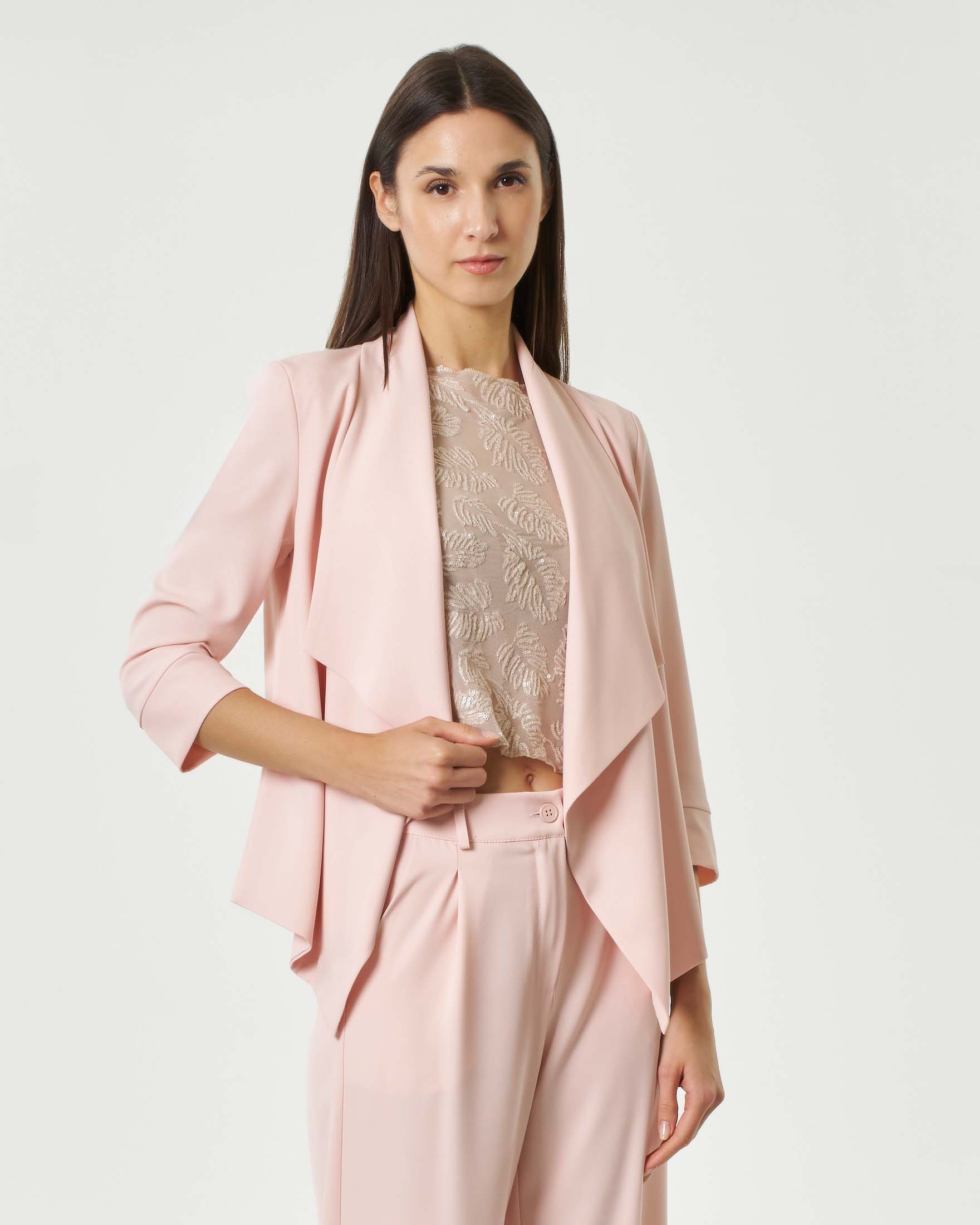 Blazer aperto rosa cipria in crêpe de chine con fondo asimmetrico e colletto sciallato