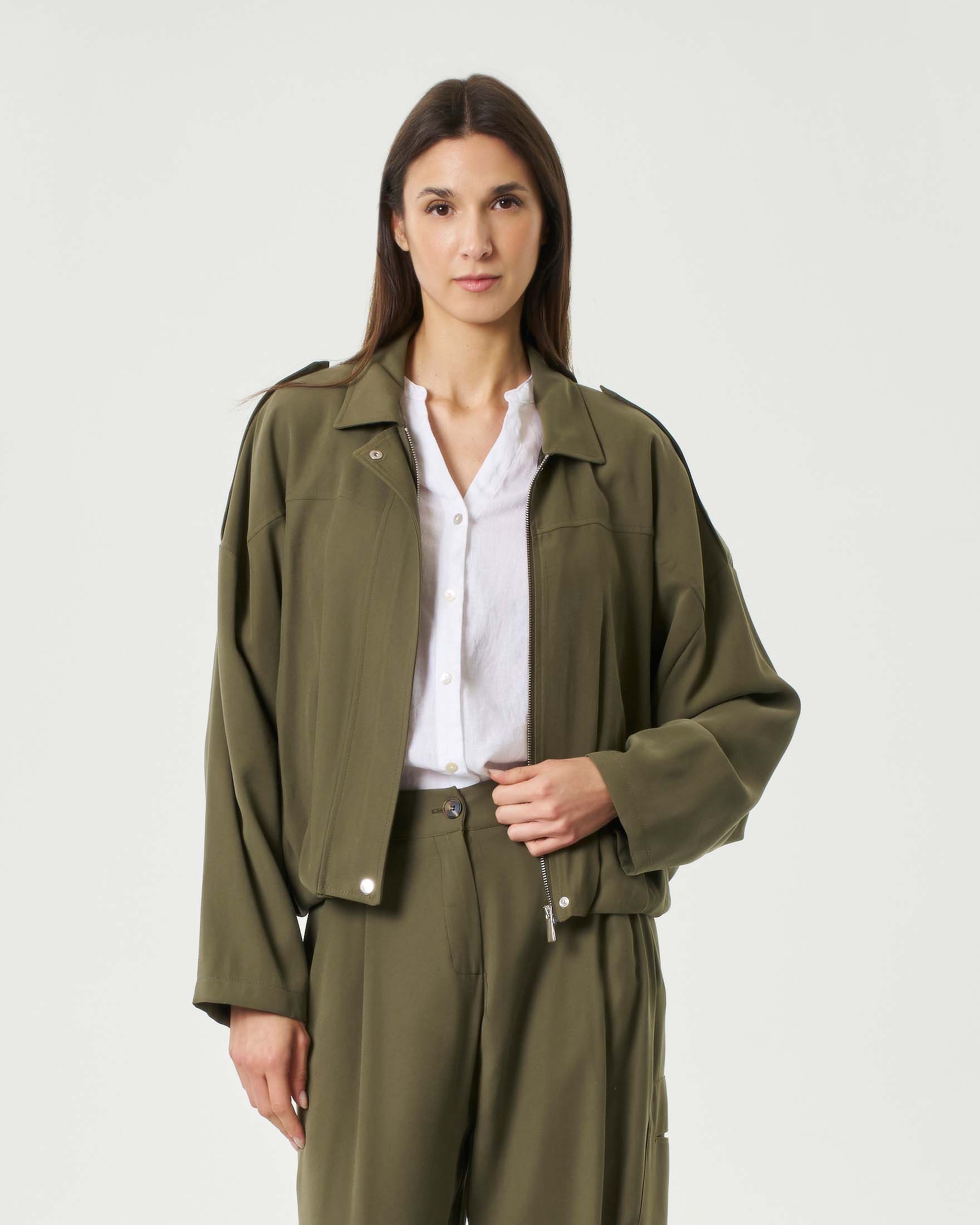 Giacca bomber Hlo! militare in tencel effetto suede con mostrine decorative e fondo arricciato