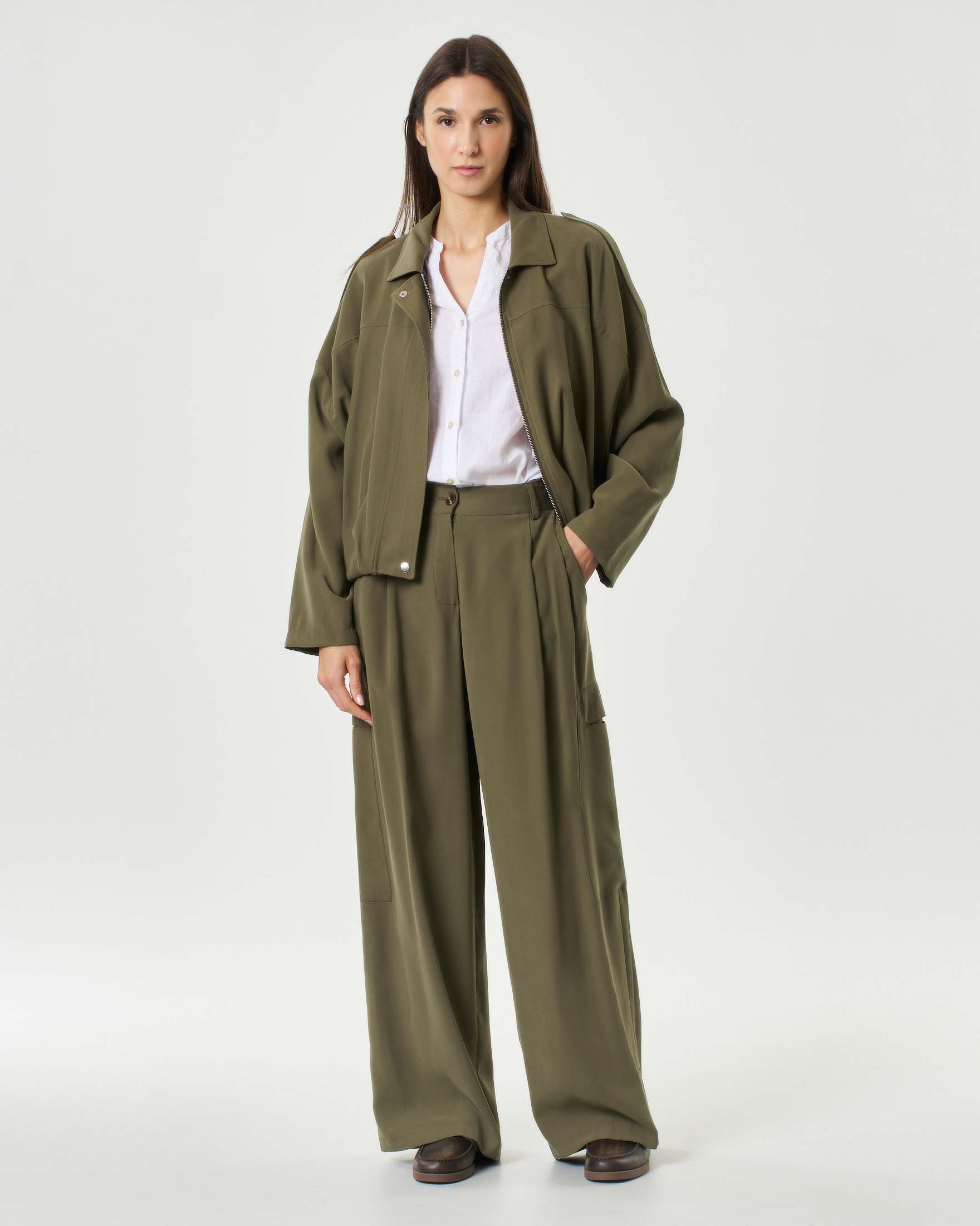 Giacca bomber Hlo! militare in tencel effetto suede con mostrine decorative e fondo arricciato image